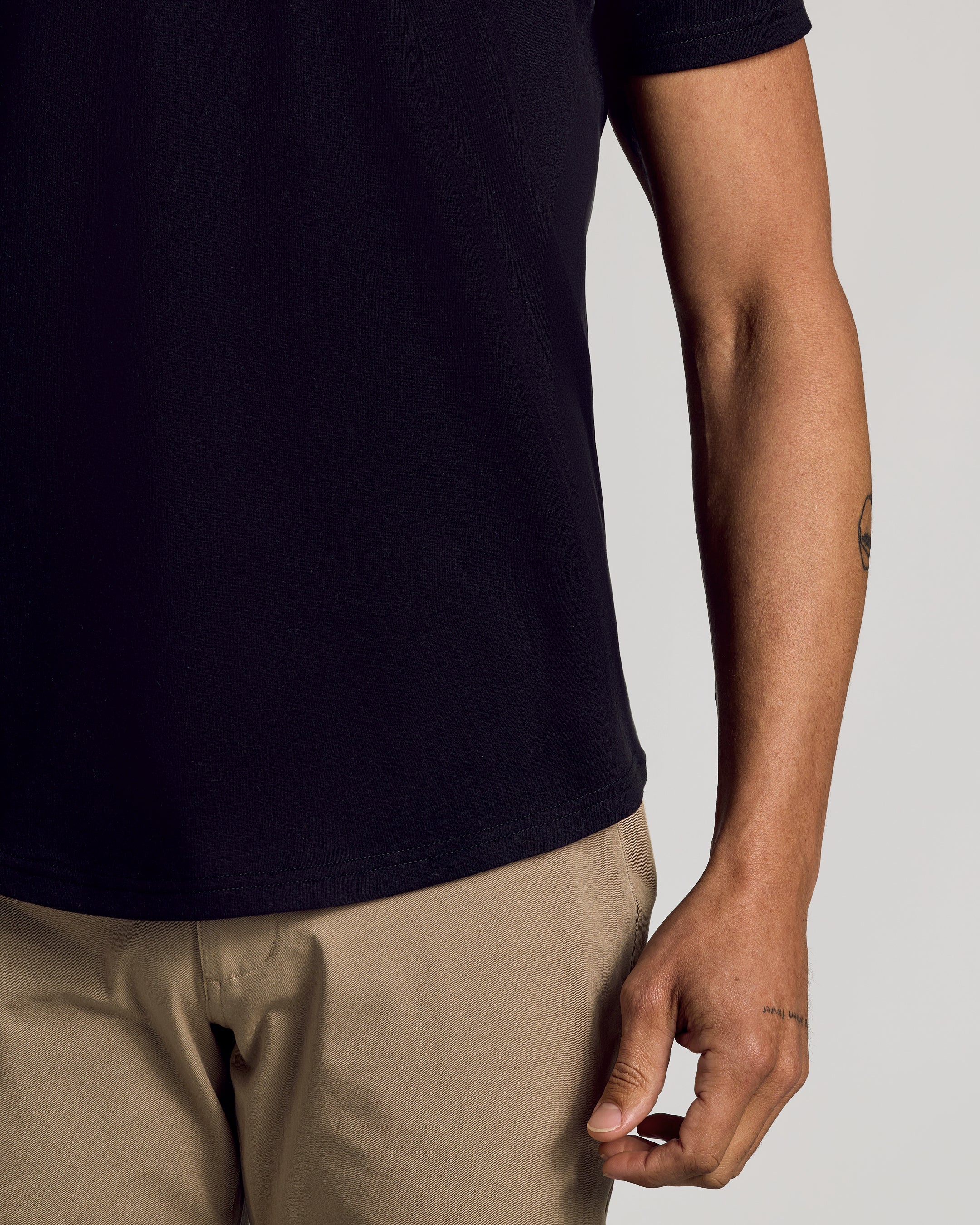Kit com 6 Camisetas Gola Redonda com Barra Curva - Preto