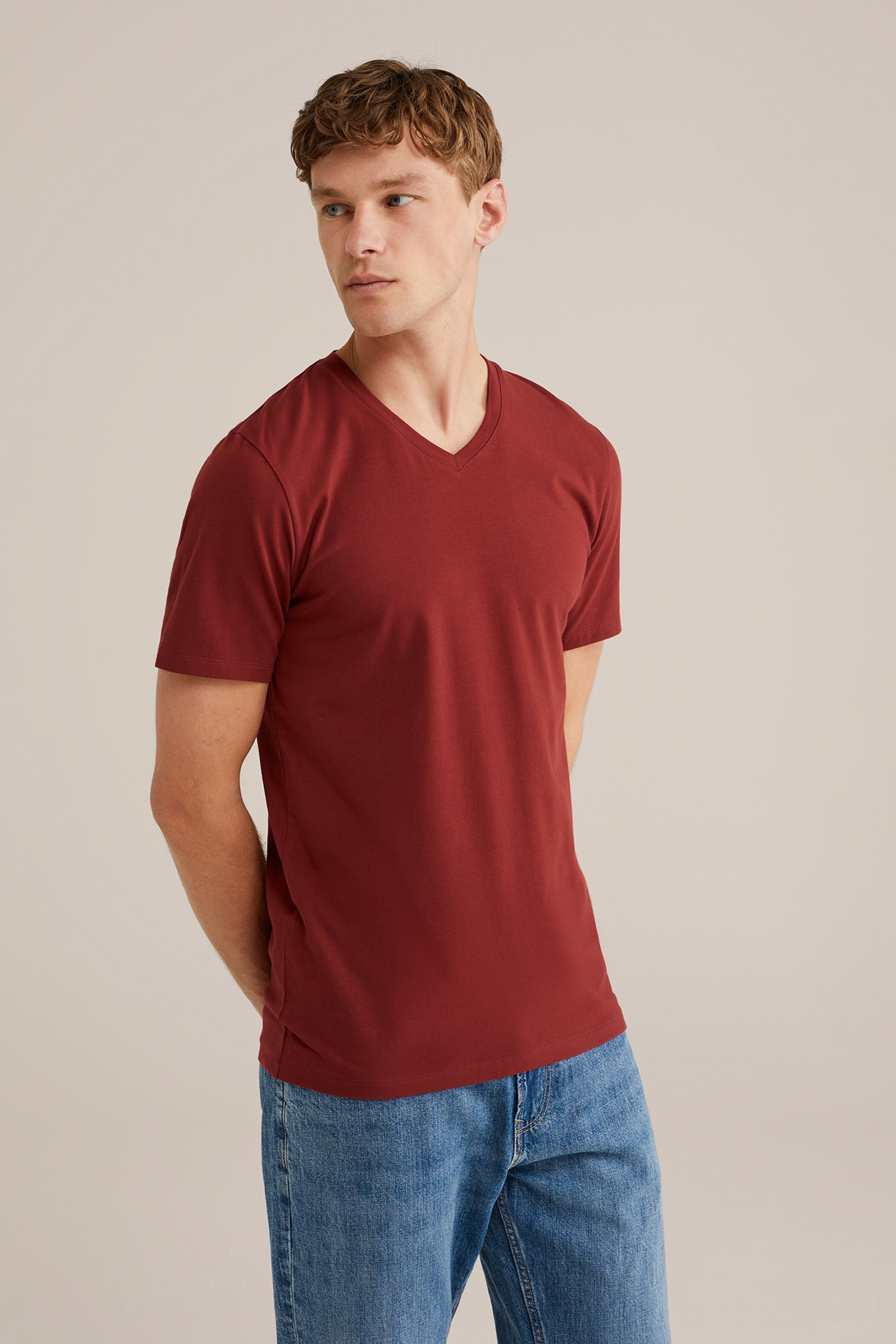 Camiseta Básica de Corte Regular com Gola V - Vermelho