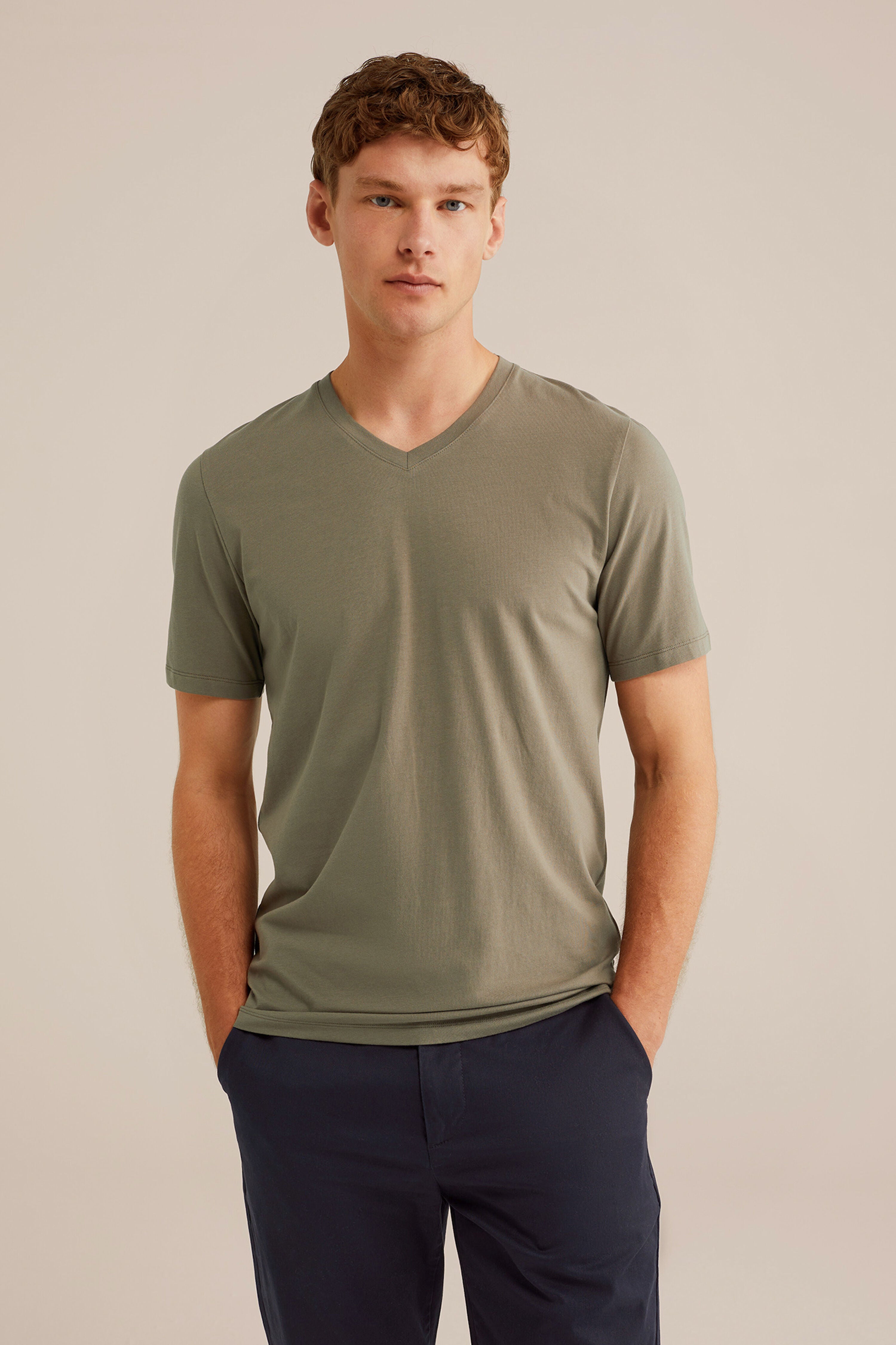 Camiseta Básica de Corte Regular com Gola V - Verde oliva