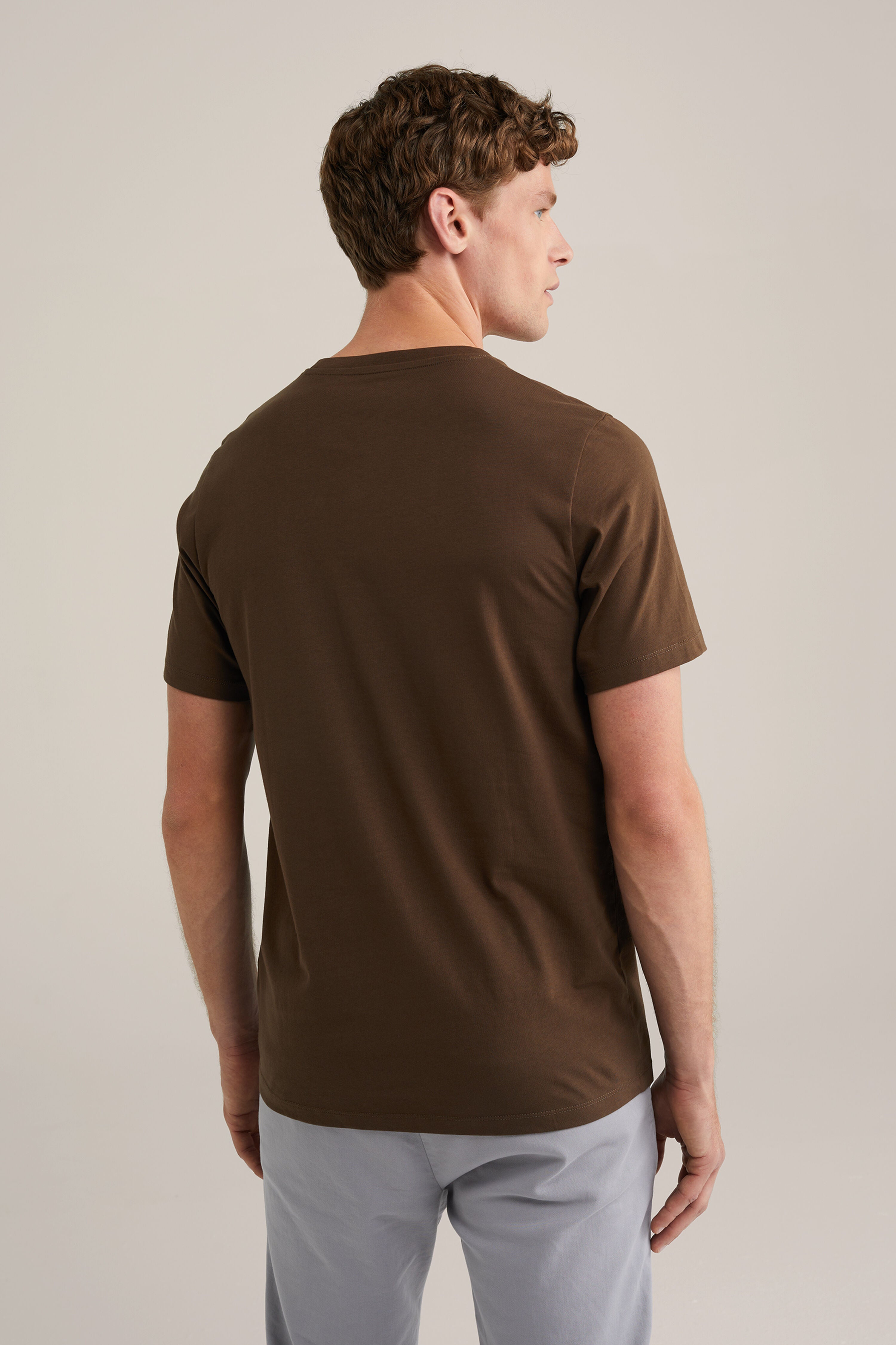 Camiseta Básica de Corte Regular - Marrom