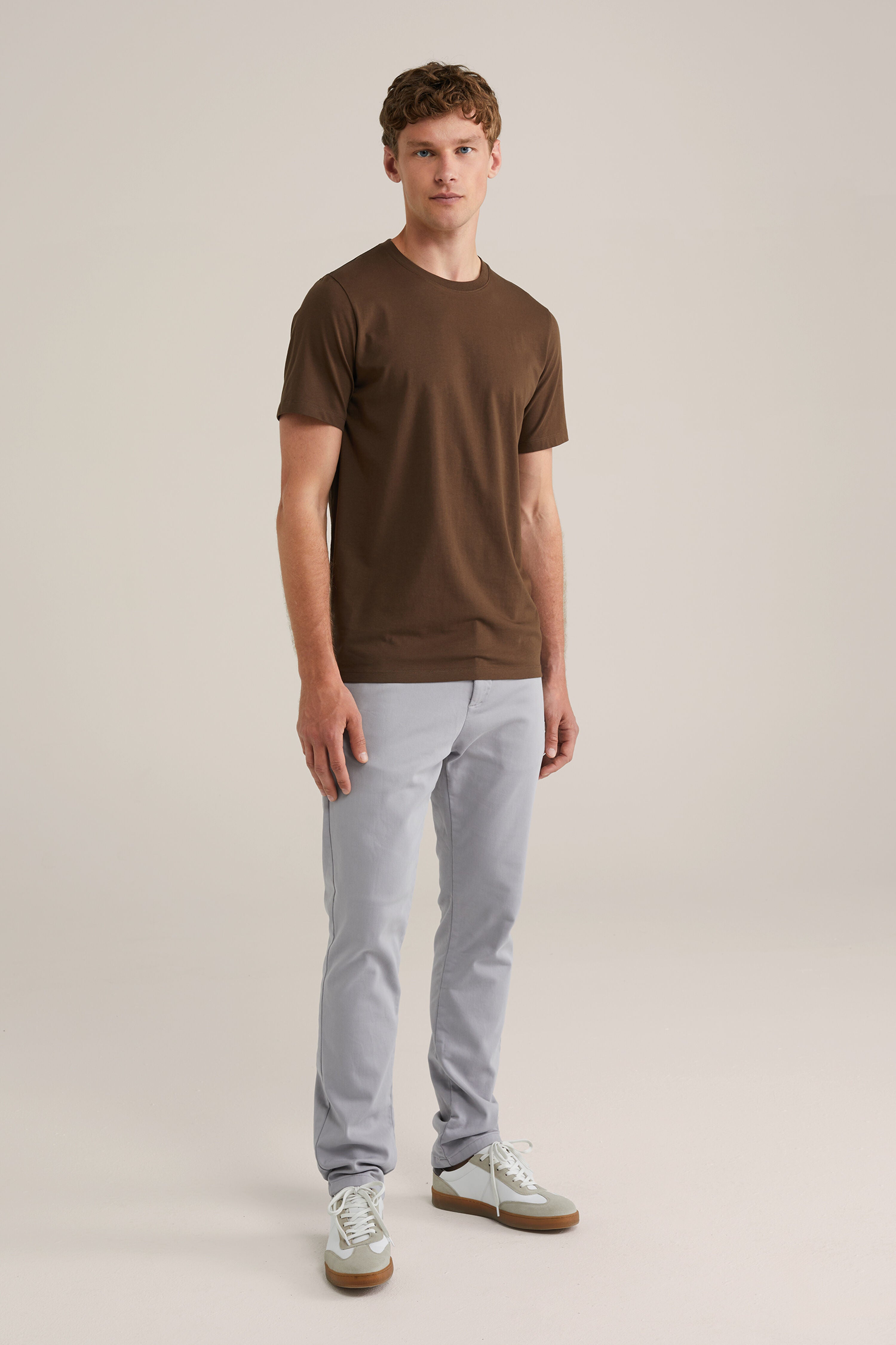 Camiseta Básica de Corte Regular - Marrom