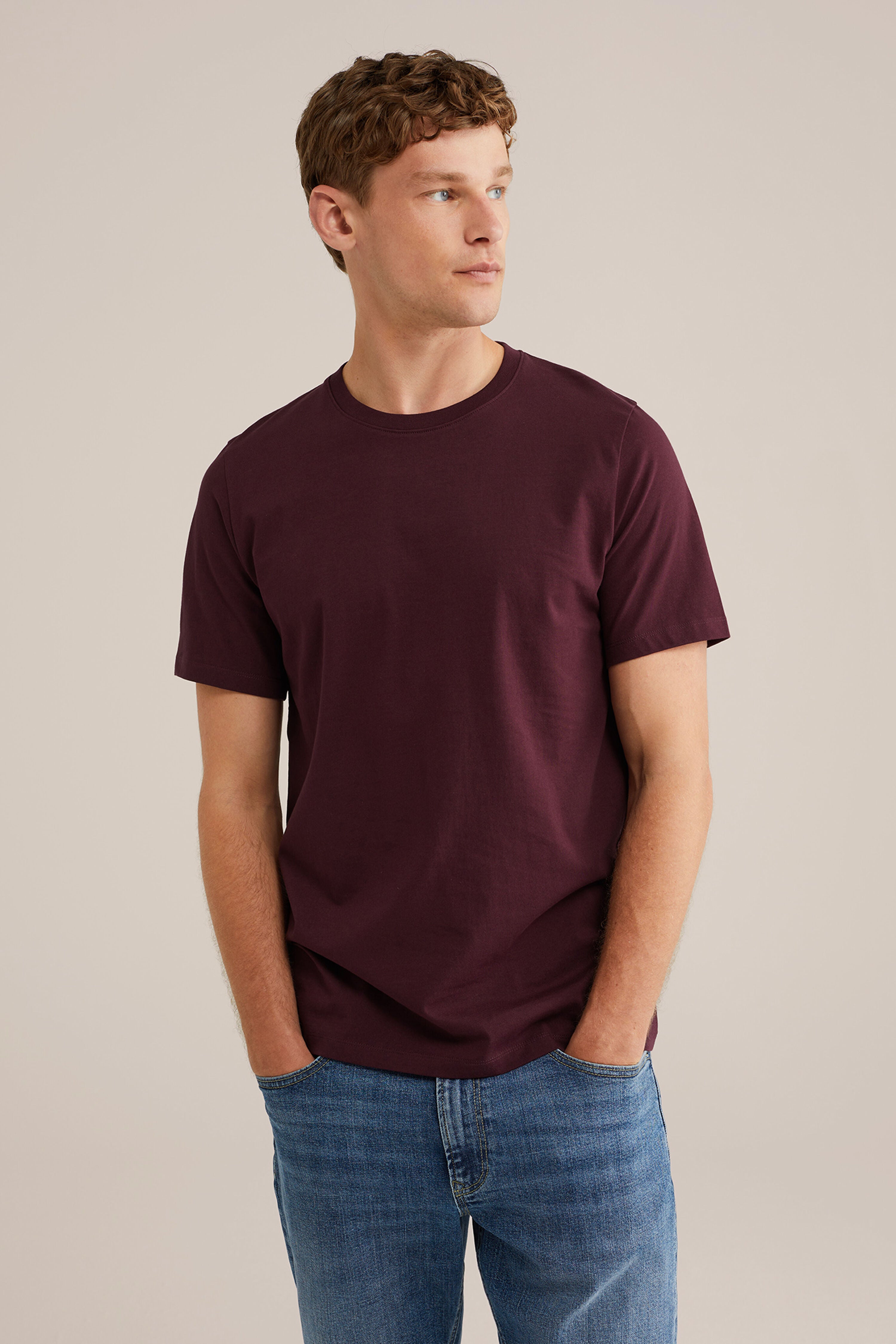 Camiseta Básica de Corte Regular - Vinho