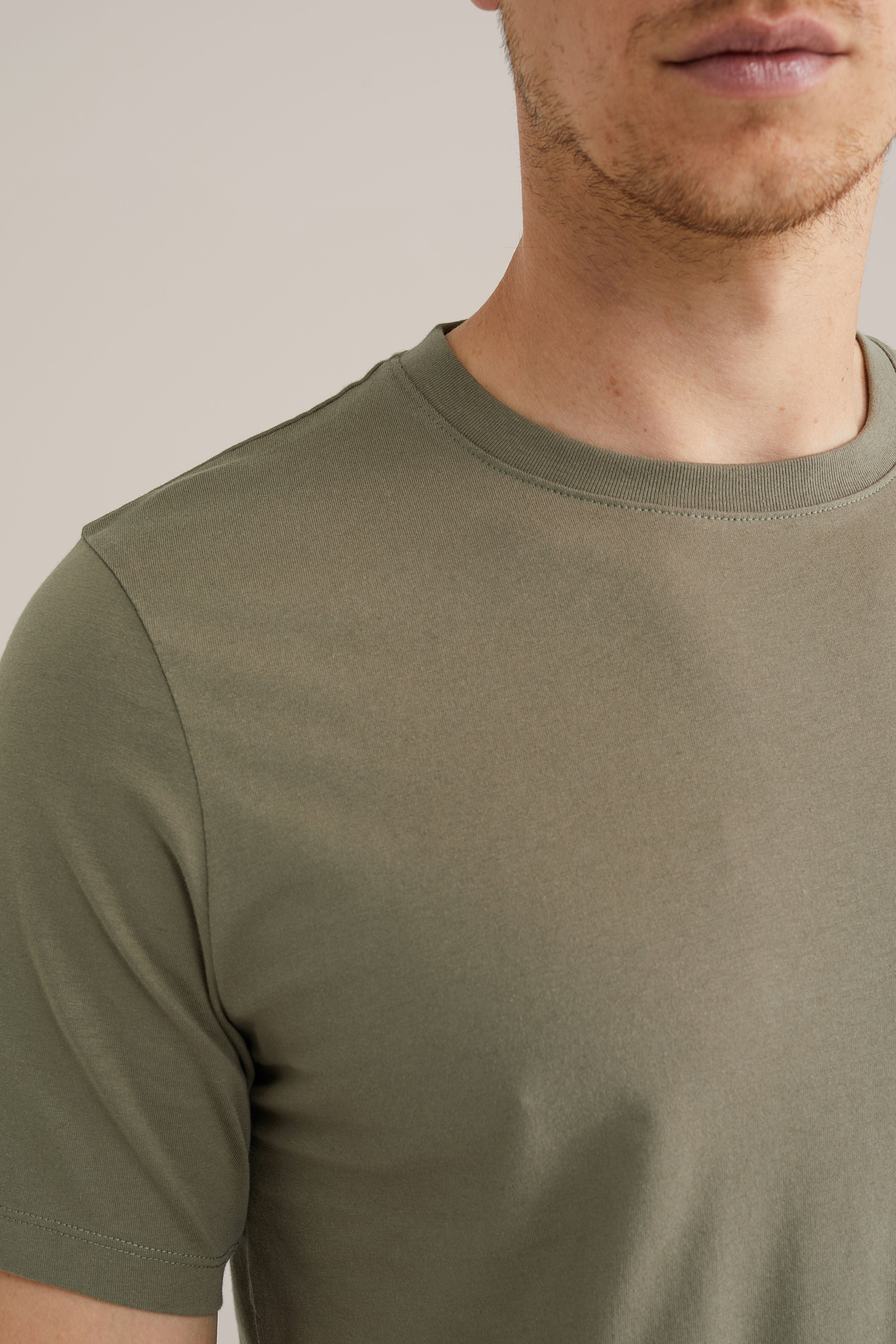 Camiseta Básica de Corte Regular - Verde oliva