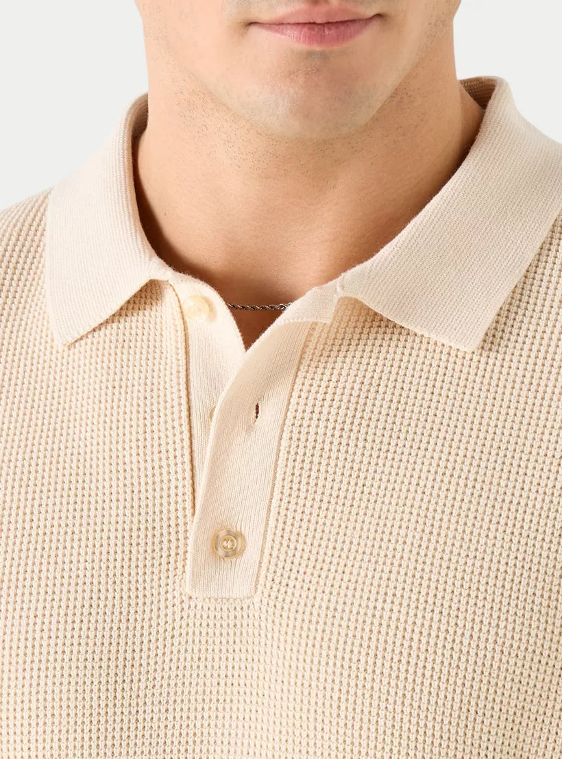 Detalhe da textura e malha premium de algodão da polo bege