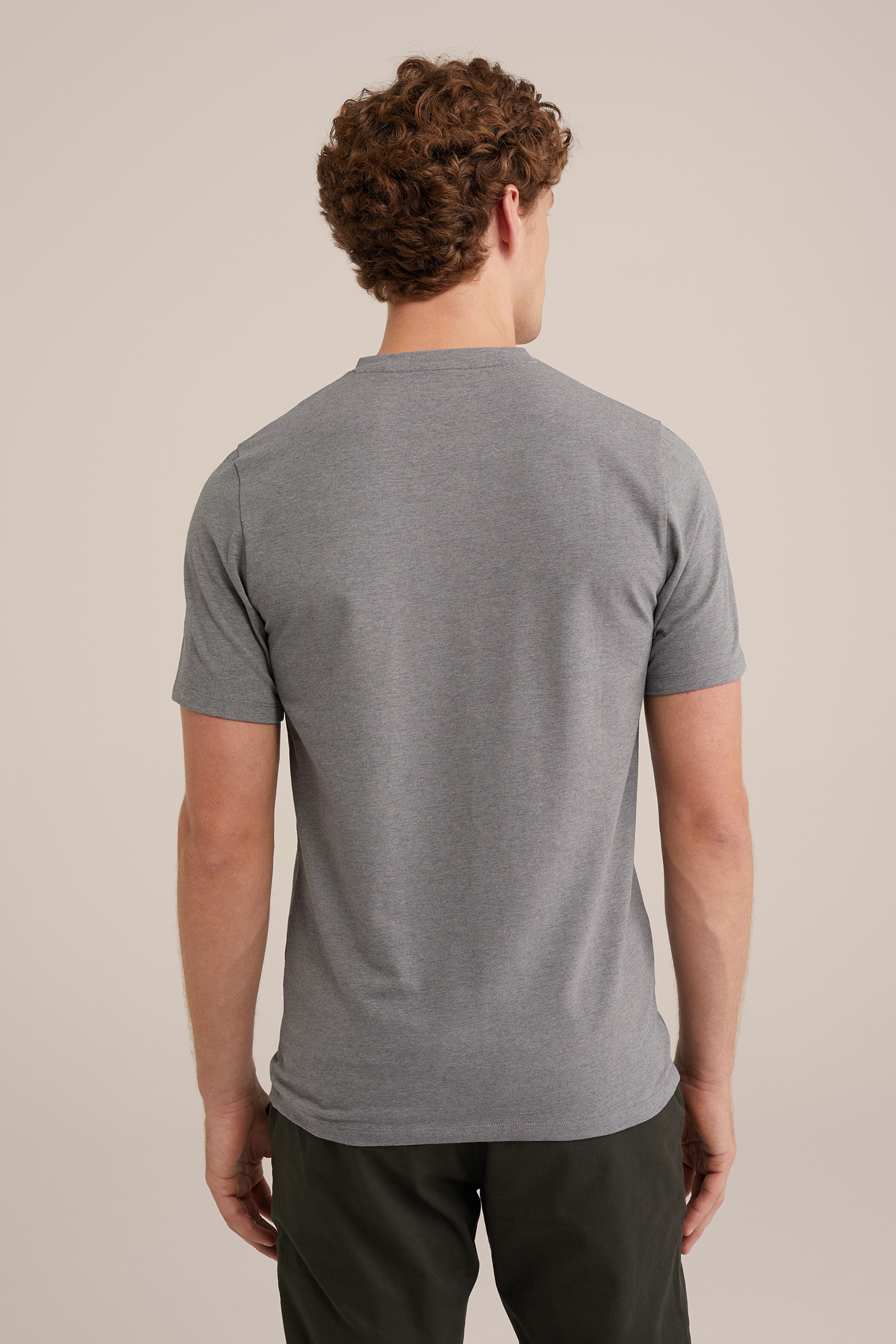 Camiseta Básica de Corte Regular com Gola V - Cinza escuro