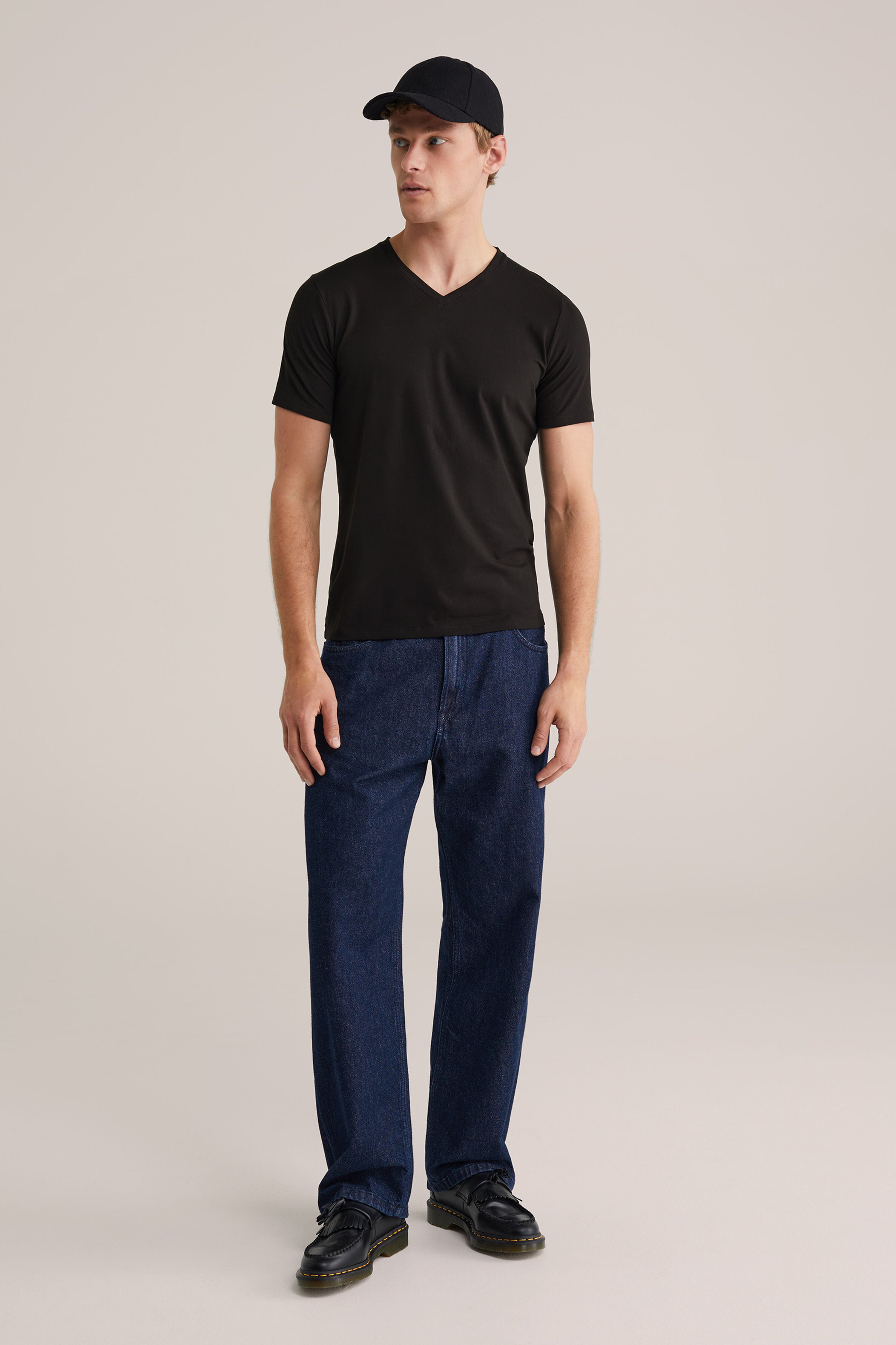 Camiseta Básica de Corte Regular com Gola V - Preto