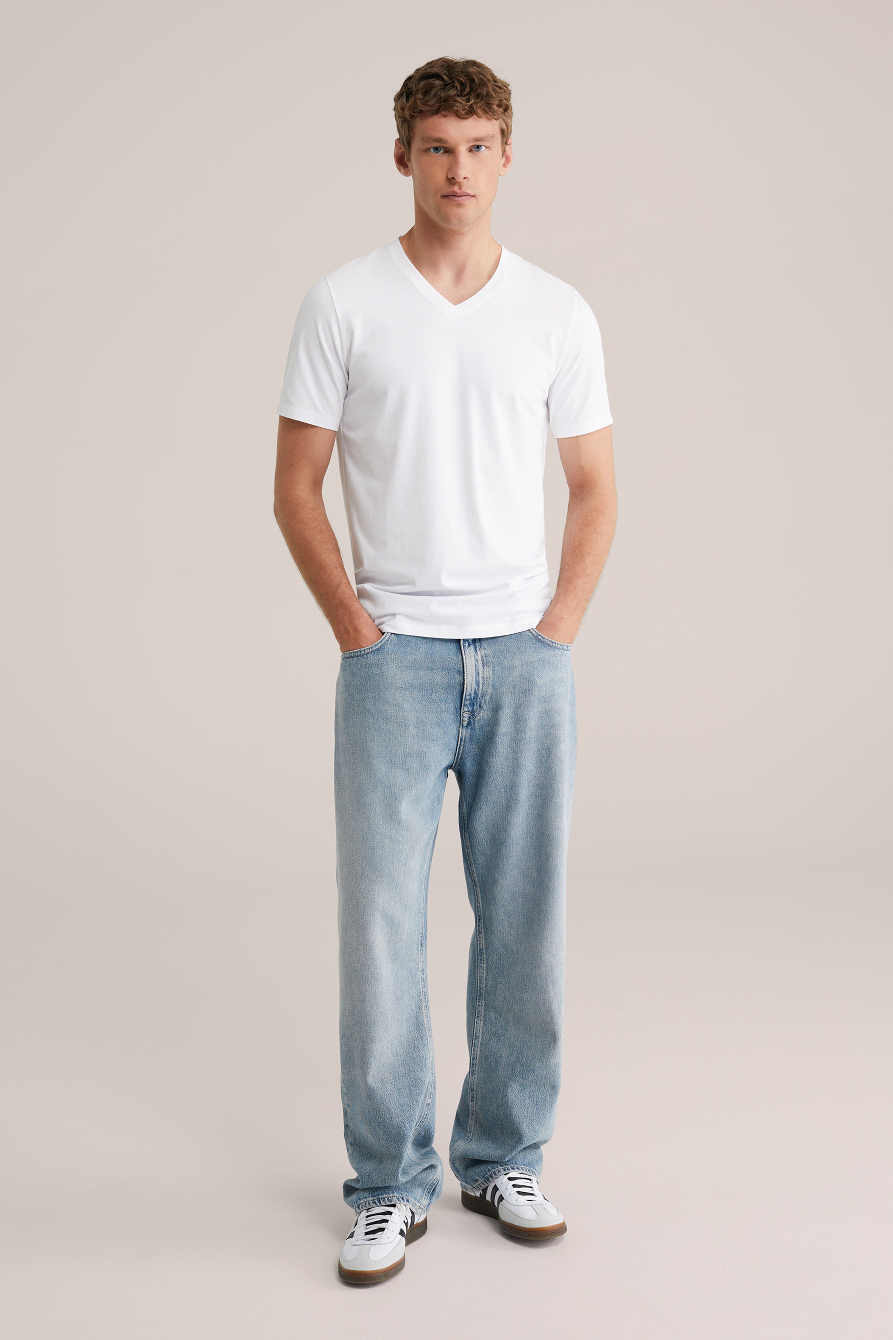 Camiseta Básica de Corte Regular com Gola V - Branco