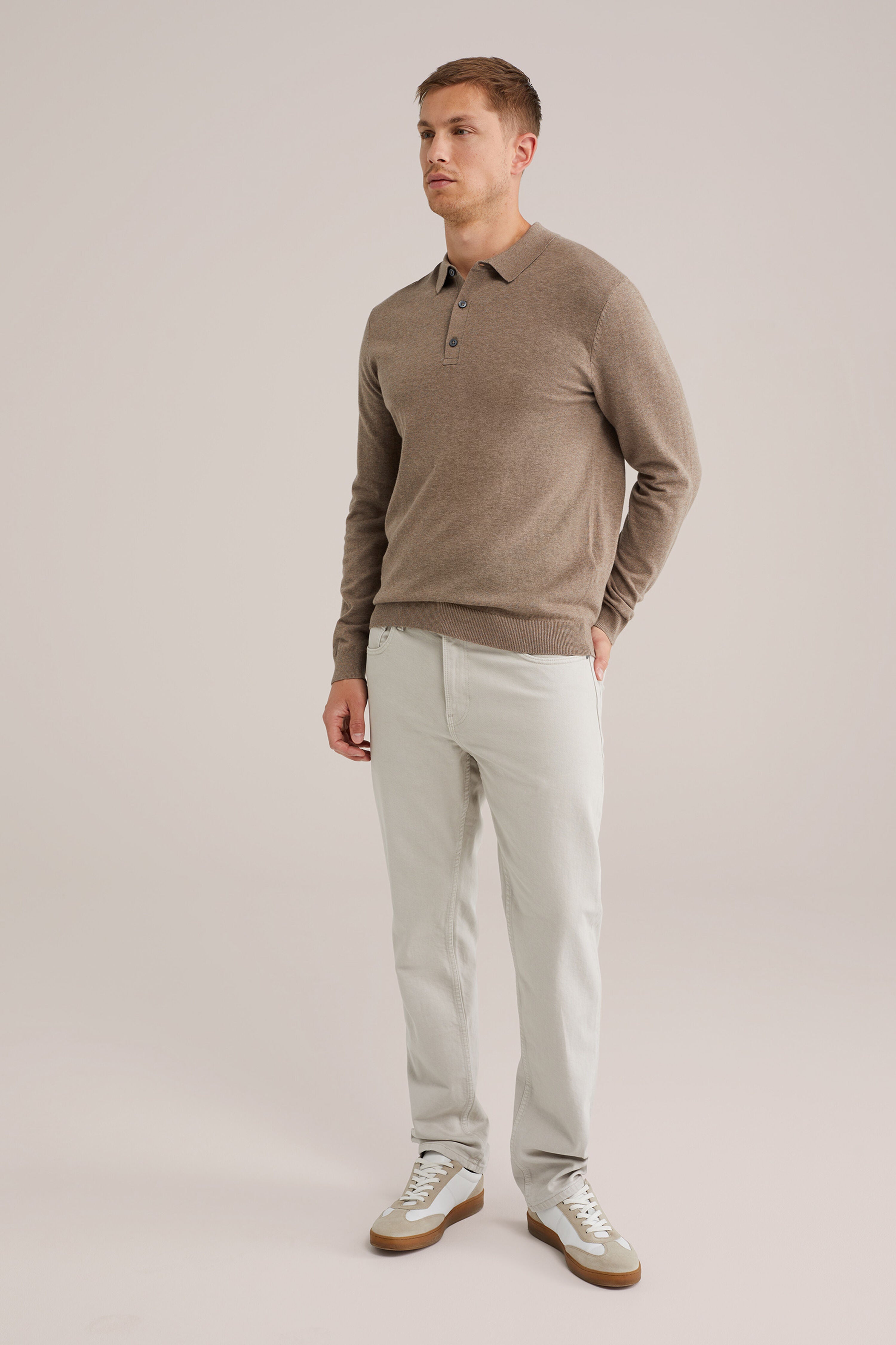 imagem de corpo inteiro com modelo vestindo camisa polo de malha fina manga longa slim