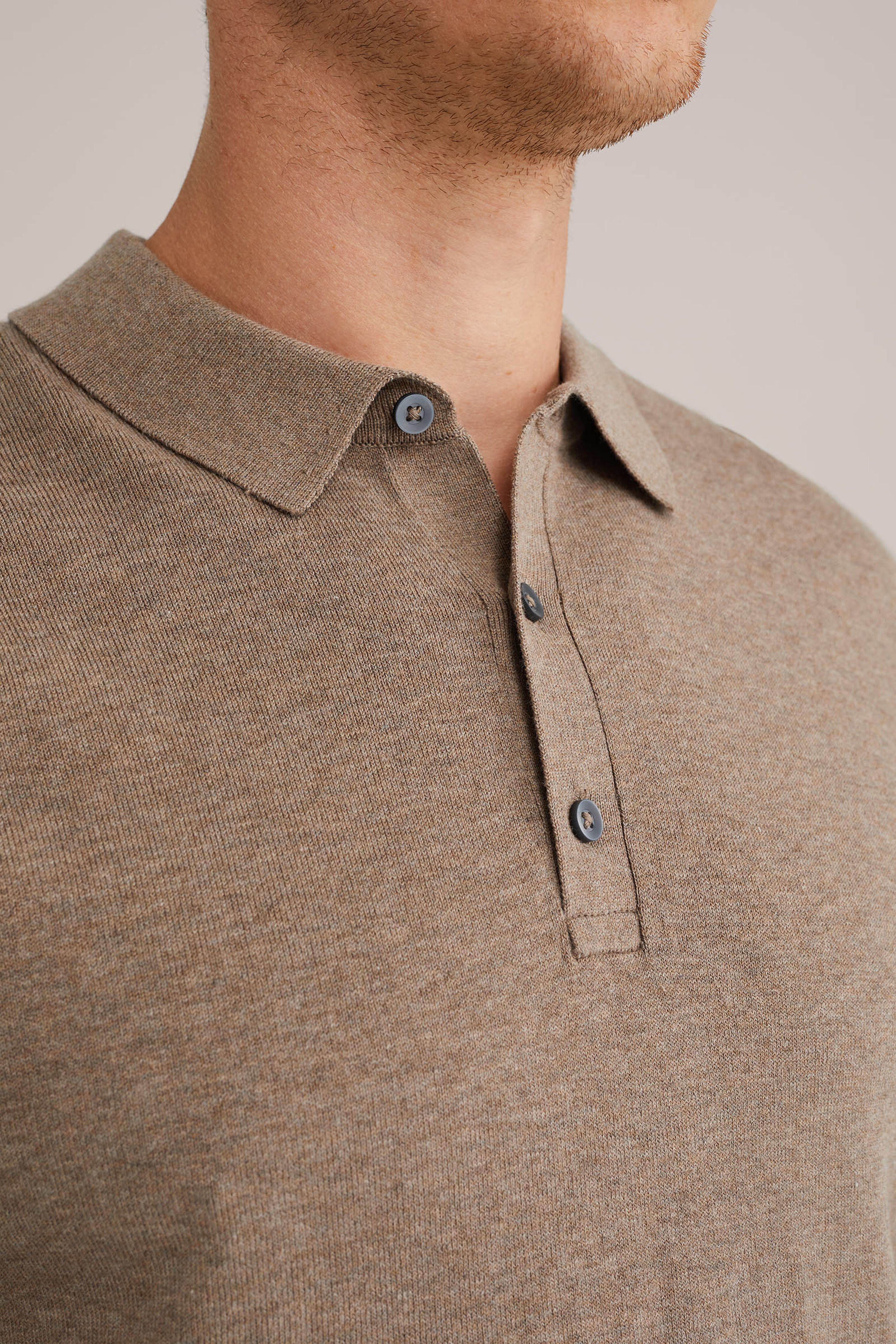 detalhe da gola polo contrastante e textura da malha fina da camisa