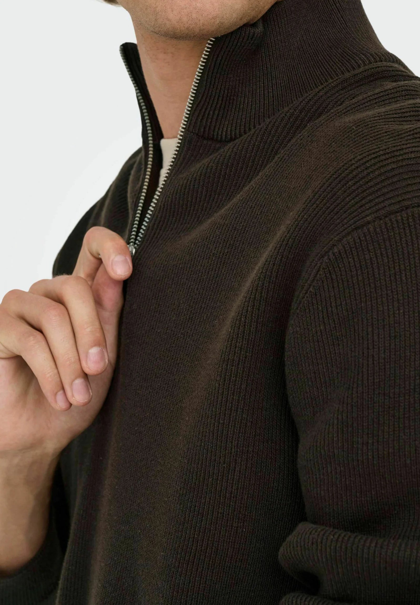 Suéter Comfort Texturizada com Gola Alta e Zíper - Café