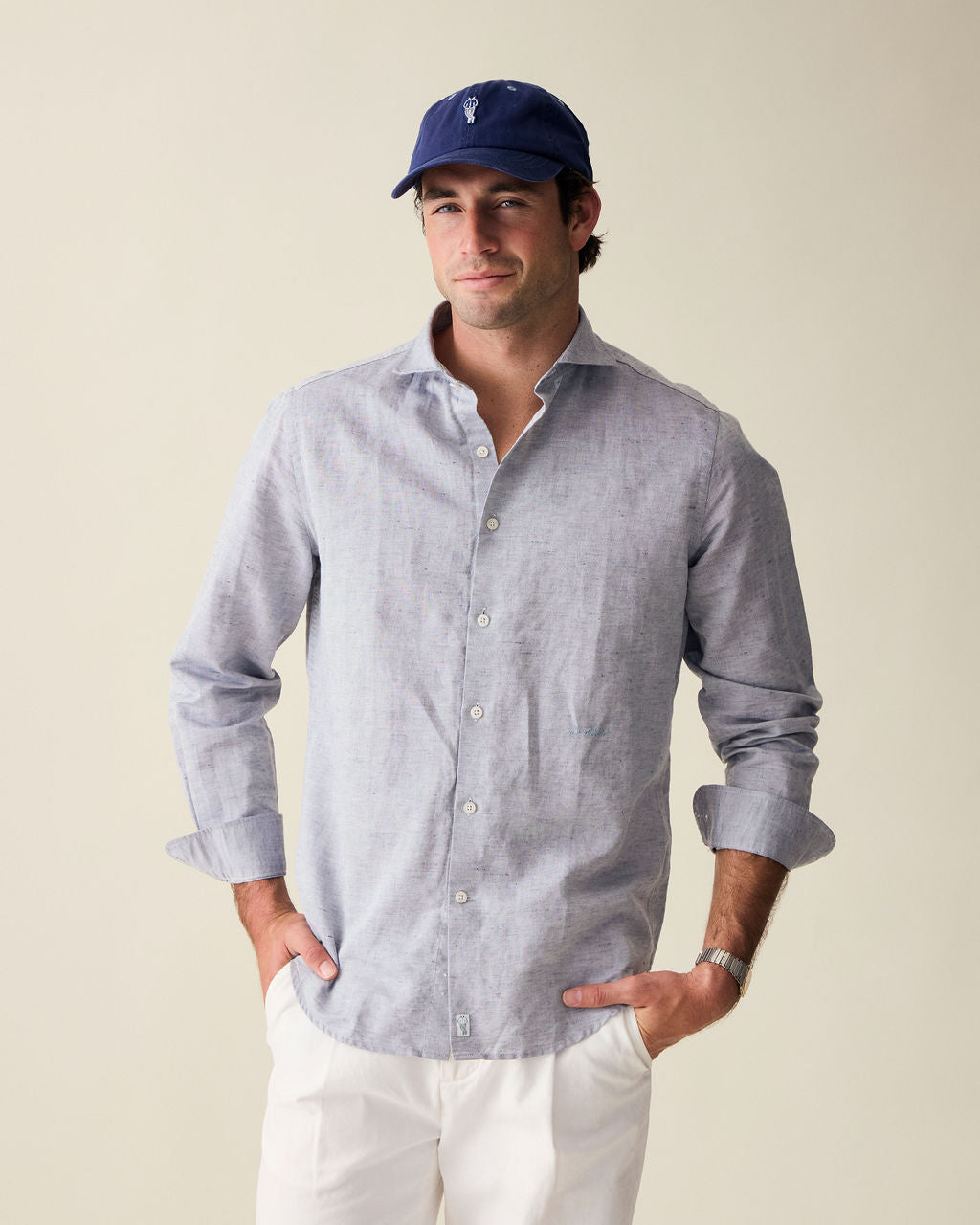 Camisa de linho masculina cinza, manga longa, corte confortável, ideal para uso casual e social no verão