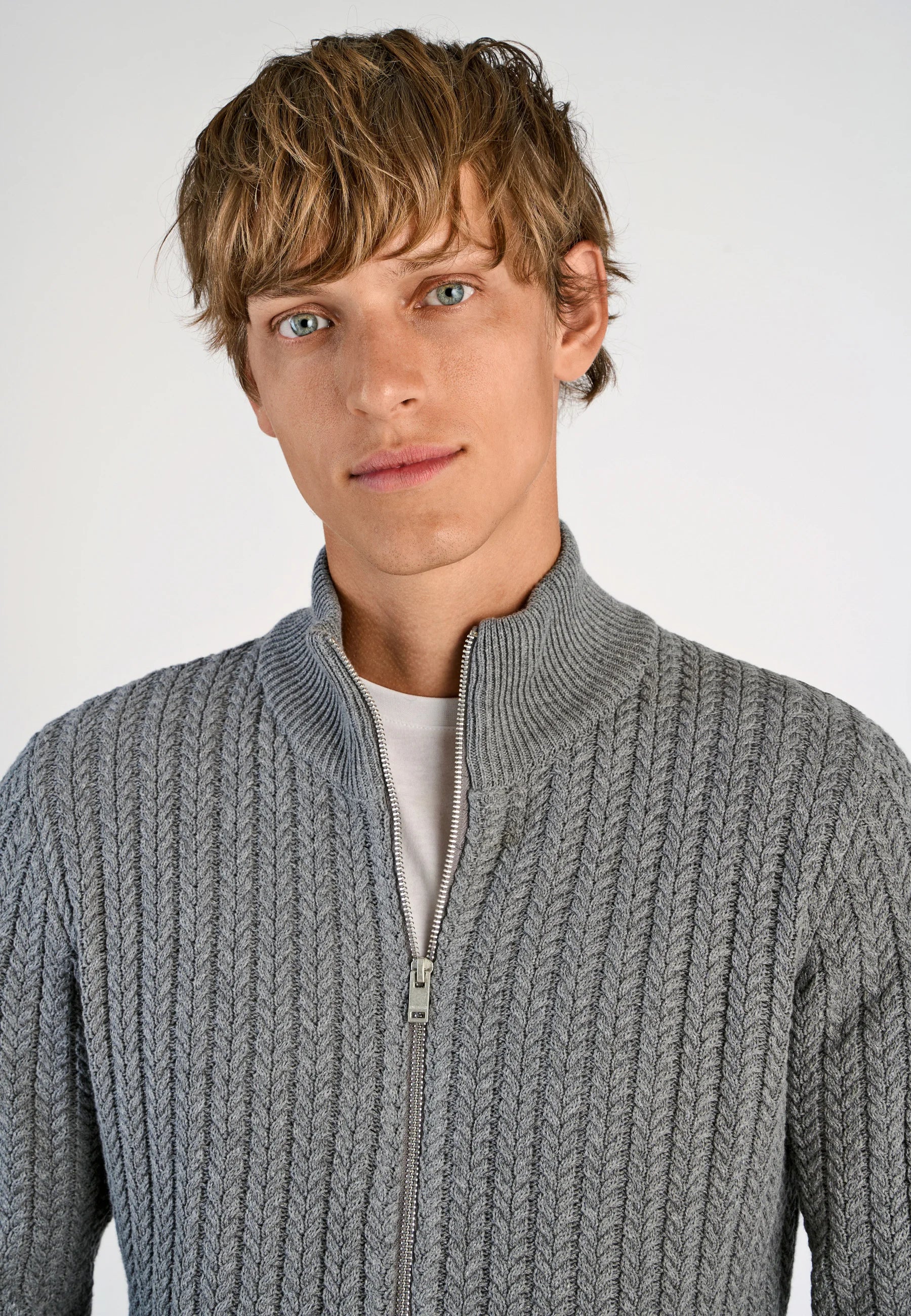 Cardigan Texturizado em Tricô com Gola Alta e Zíper - Cinza