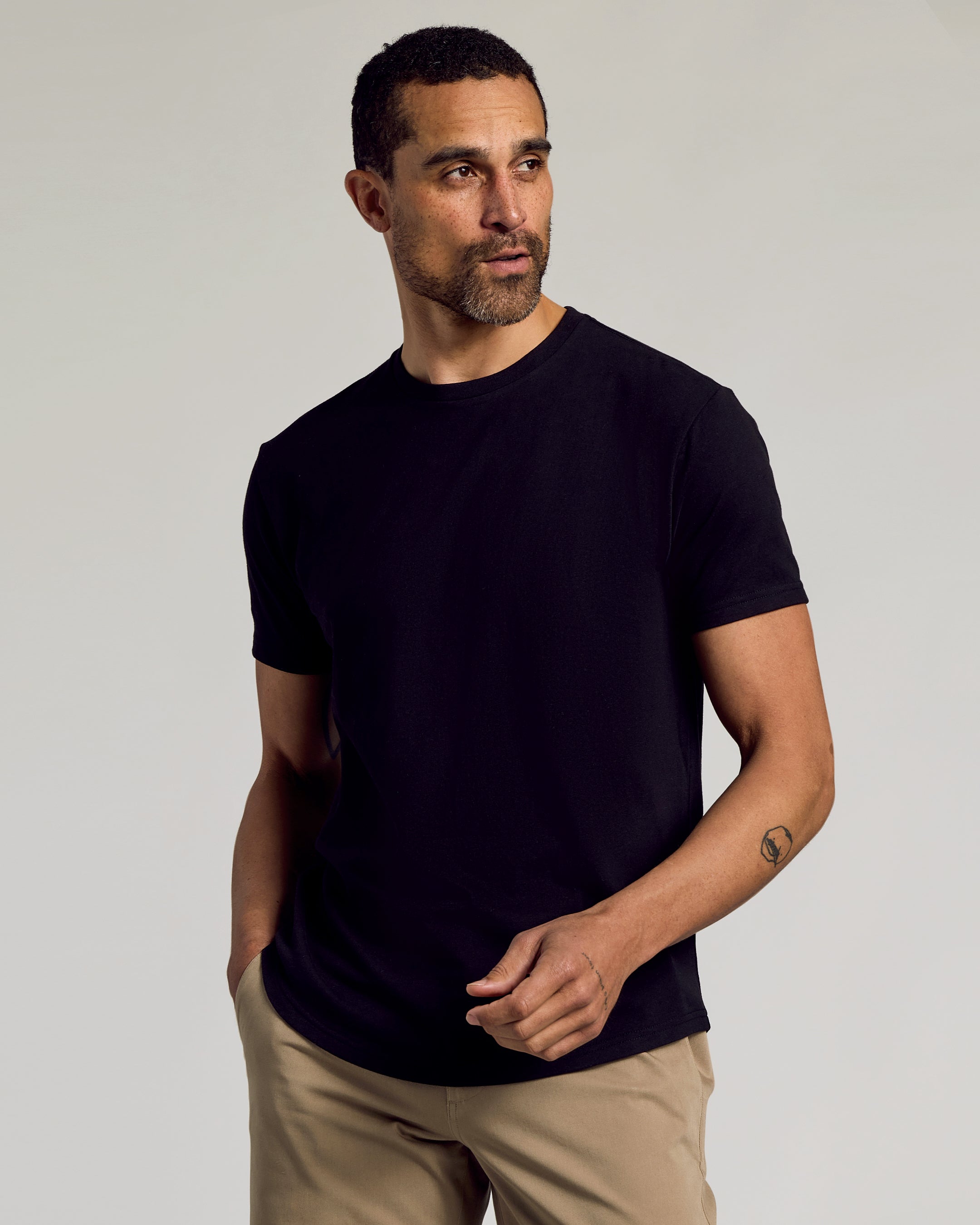 Kit com 6 Camisetas Gola Redonda com Barra Curva - Preto