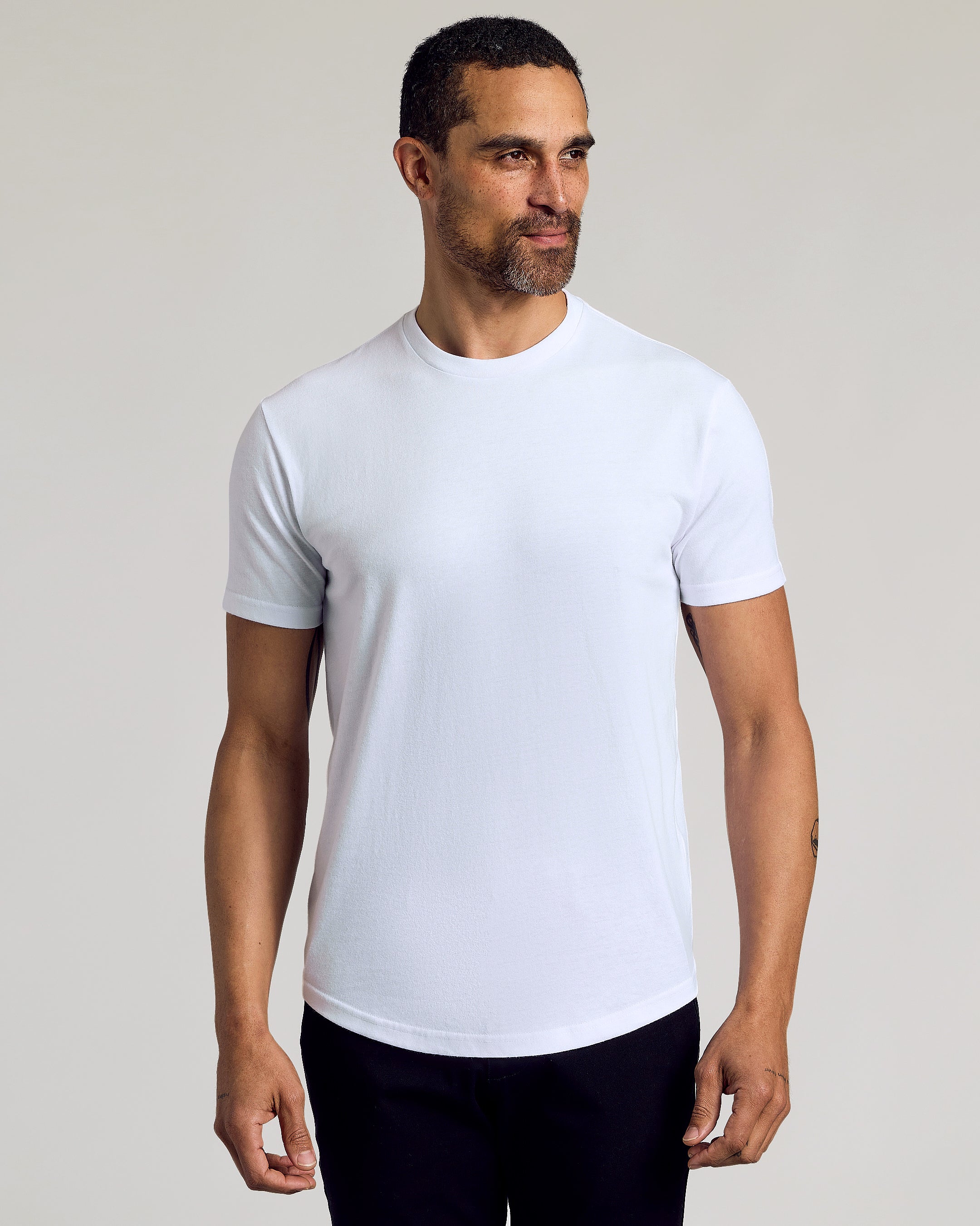 Kit com 6 Camisetas Gola Redonda com Barra Curva - Branco