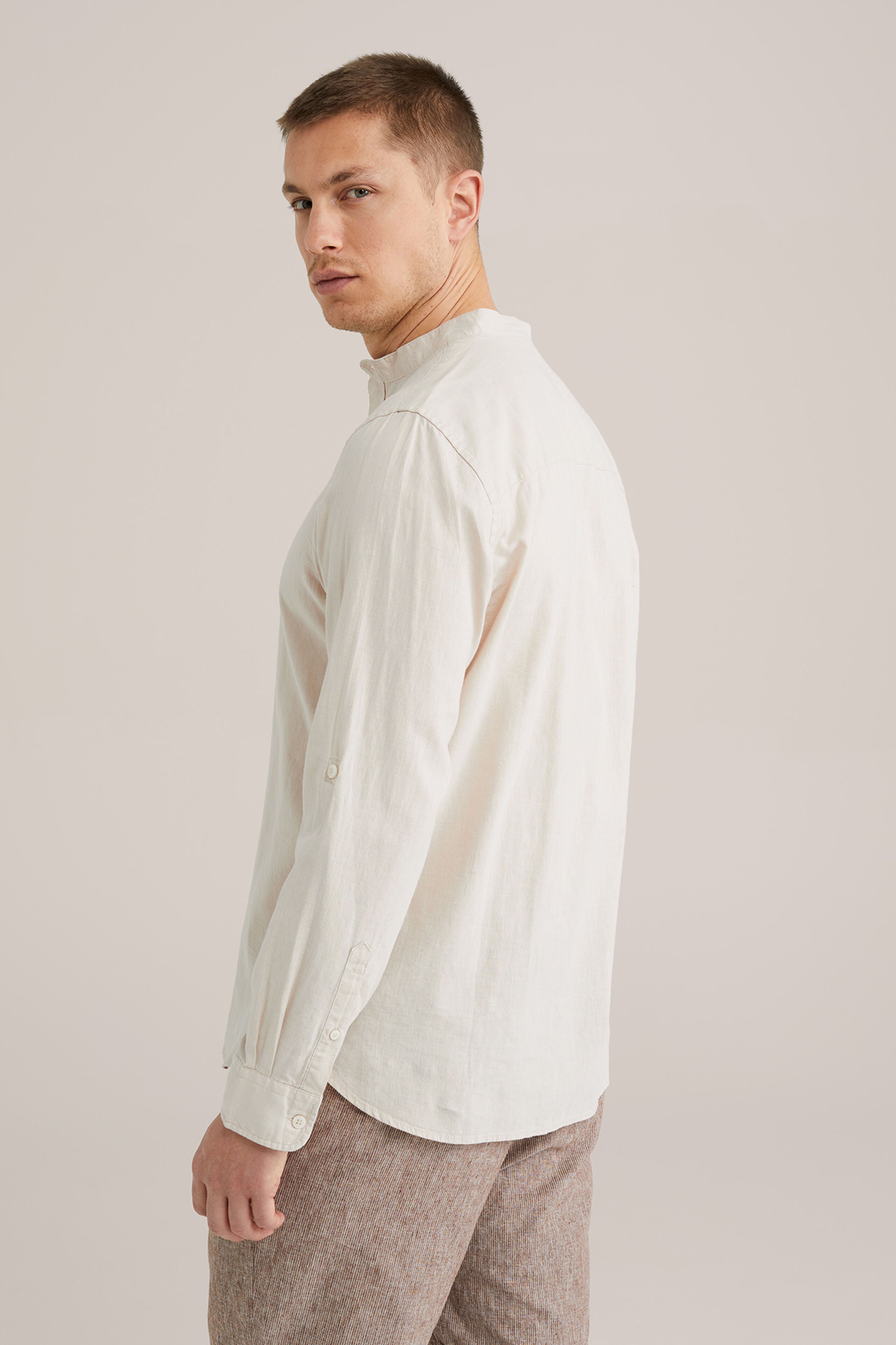 Camisa Regular Fit em Linho Misto com Gola Mao - Bege