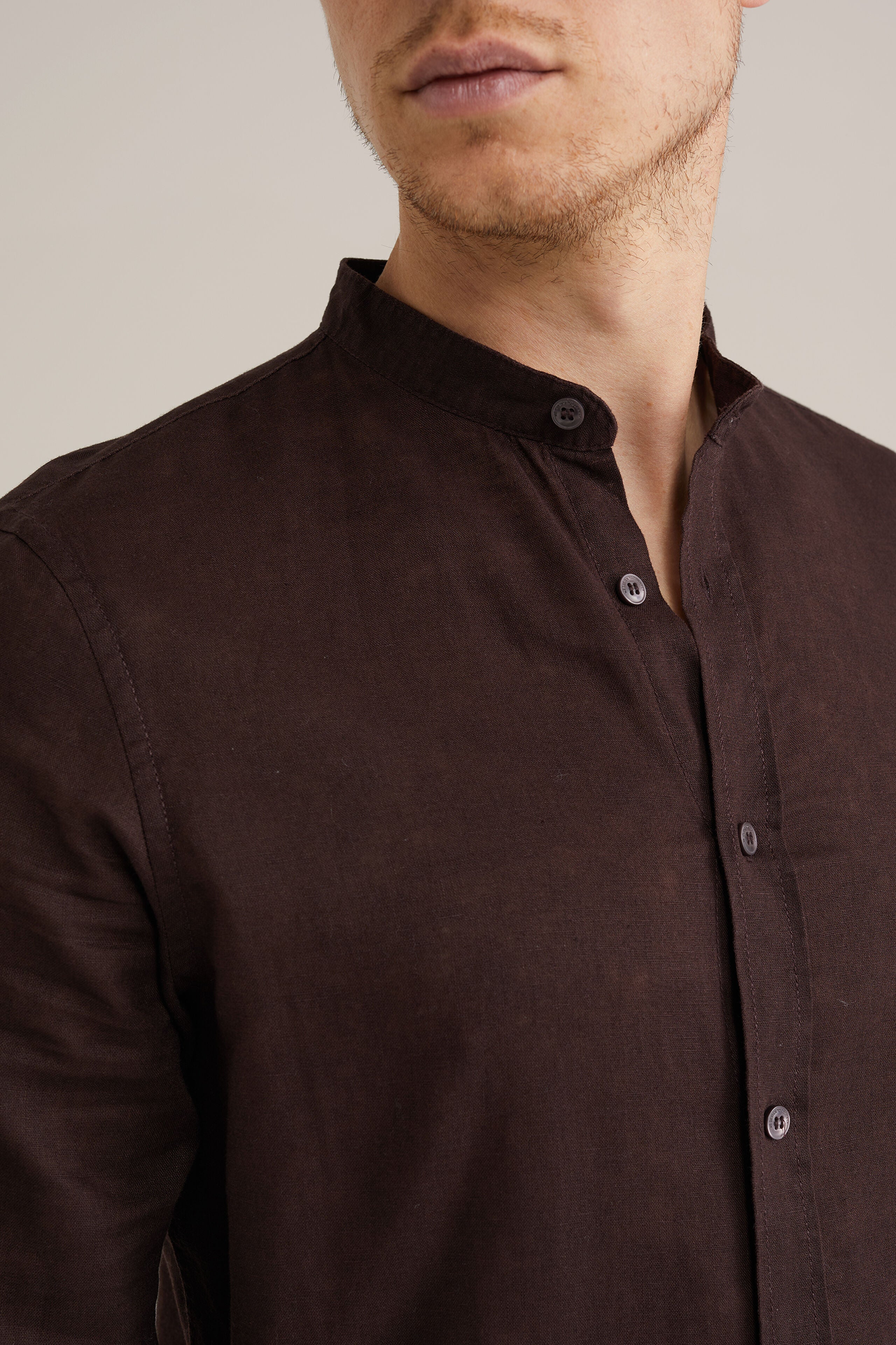 Camisa Regular Fit em Linho Misto com Gola Mao - Marrom