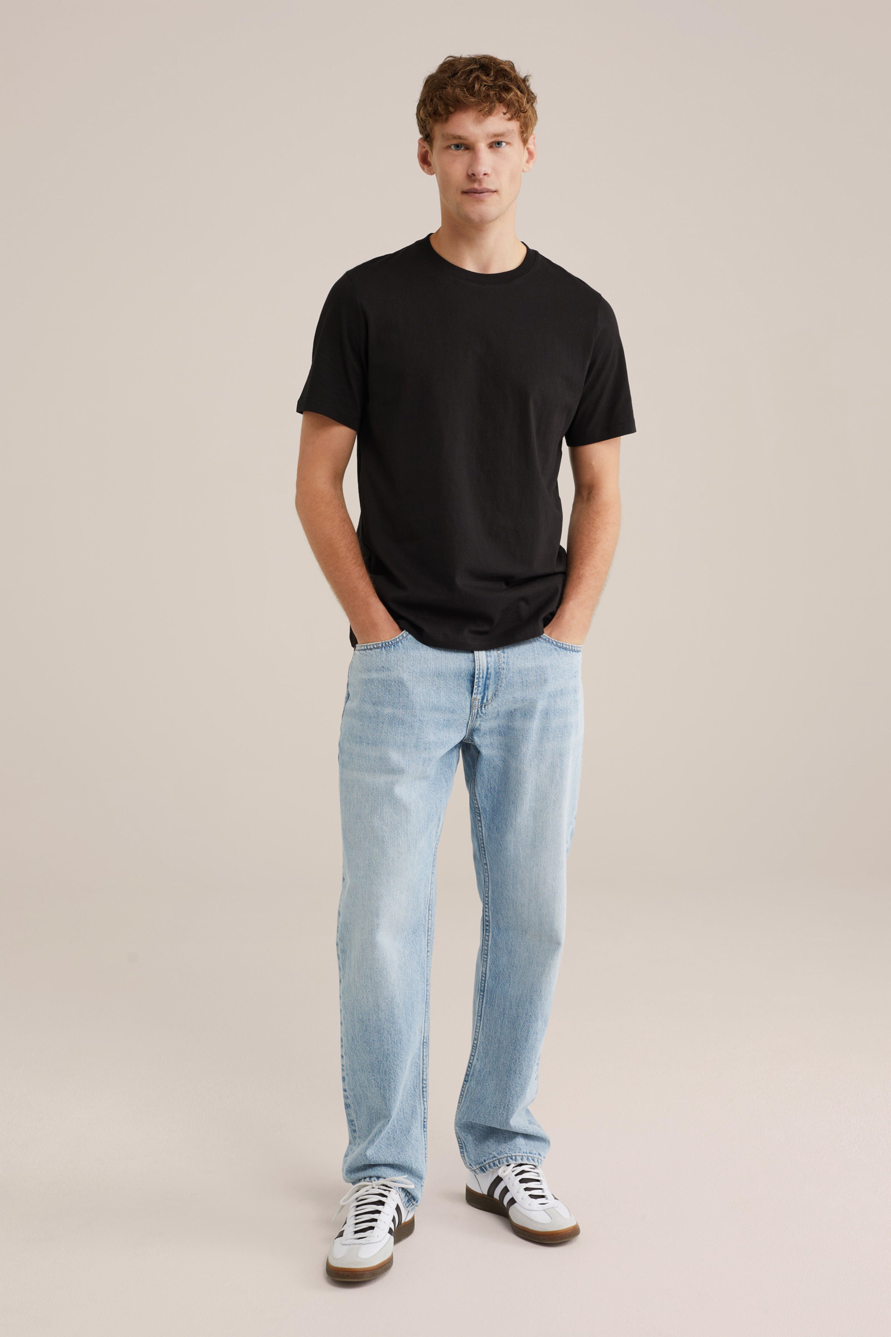 Camiseta Básica de Corte Regular - Preto