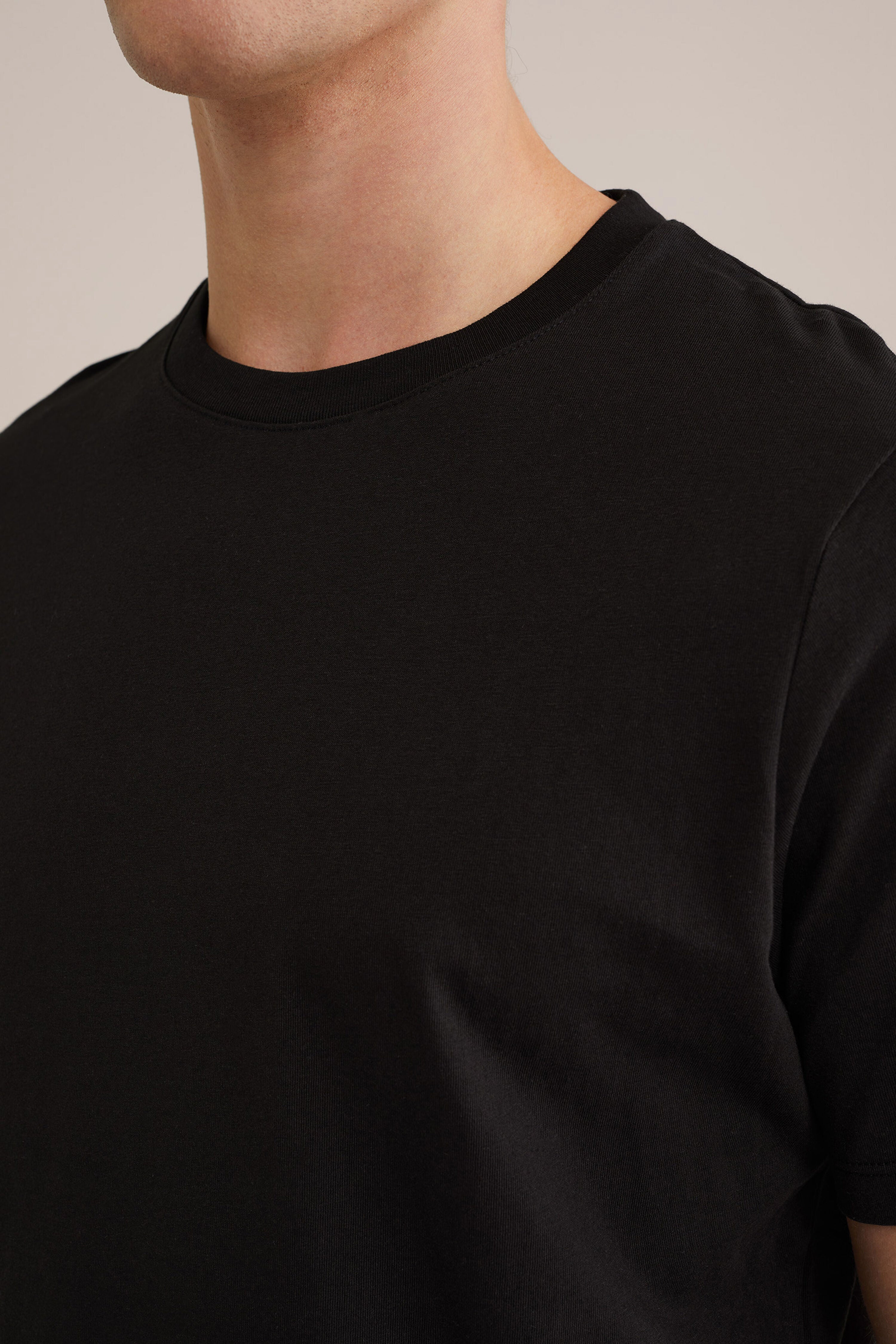 Camiseta Básica de Corte Regular - Preto