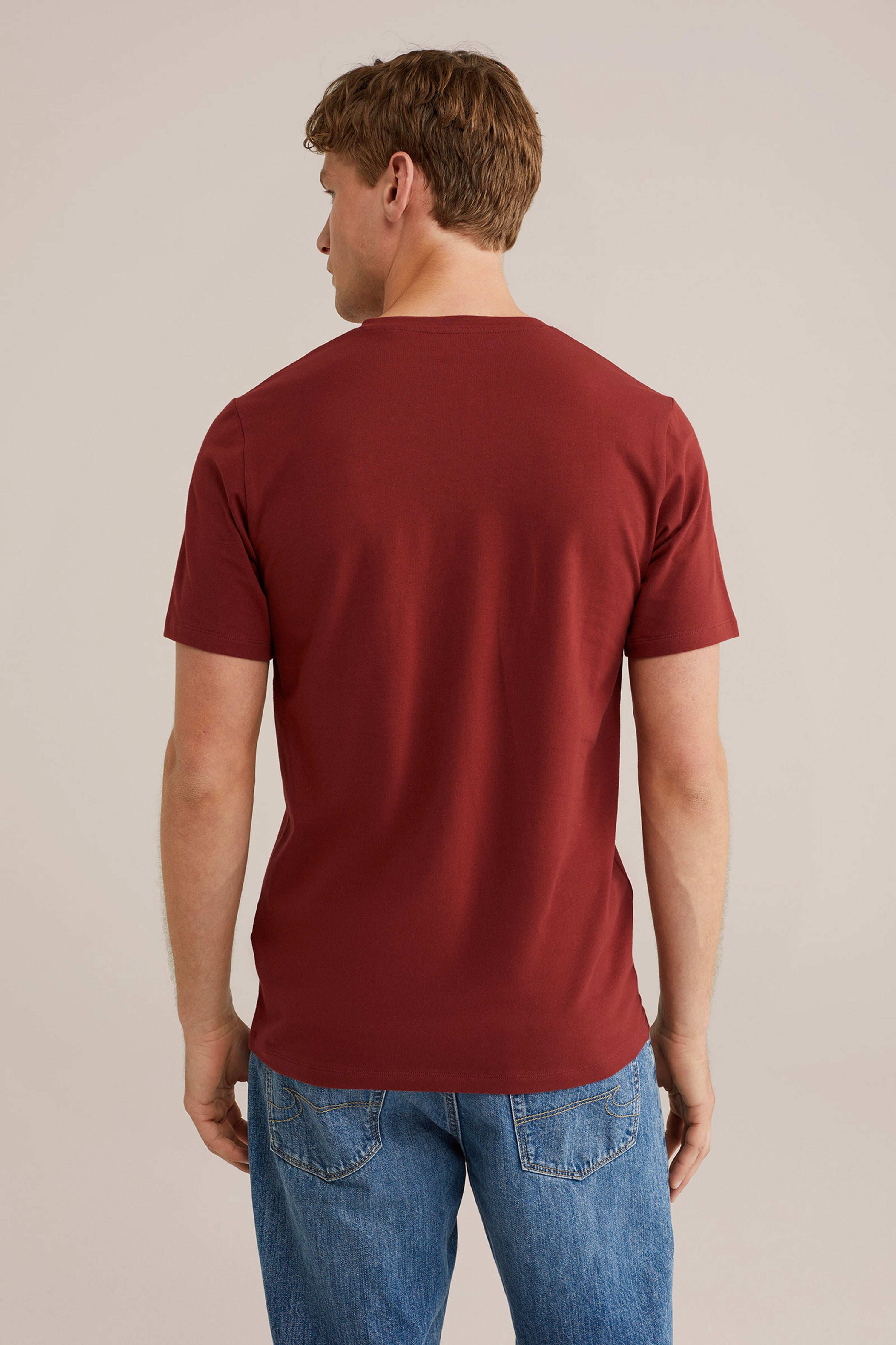 Camiseta Básica de Corte Regular com Gola V - Vermelho
