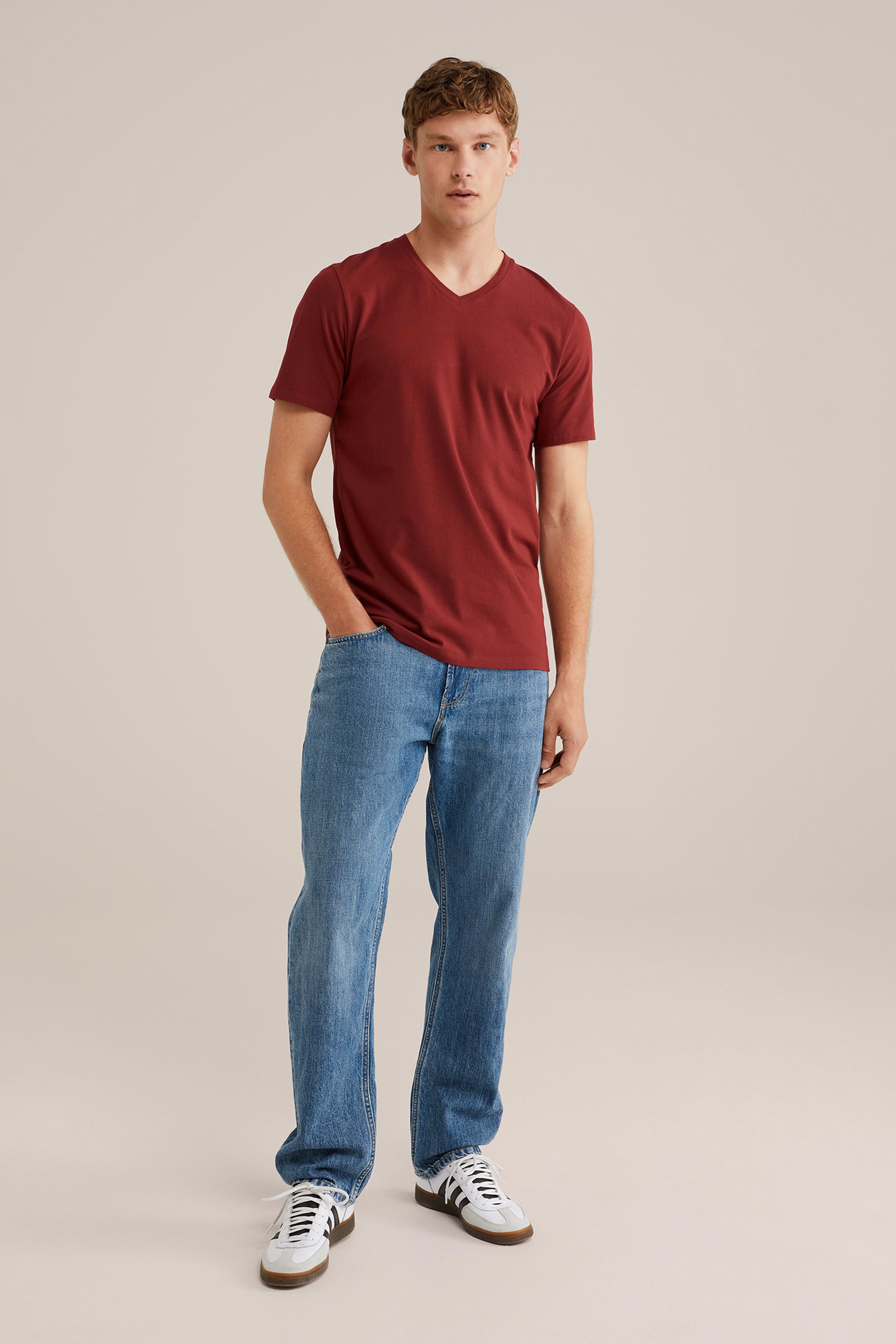 Camiseta Básica de Corte Regular com Gola V - Vermelho