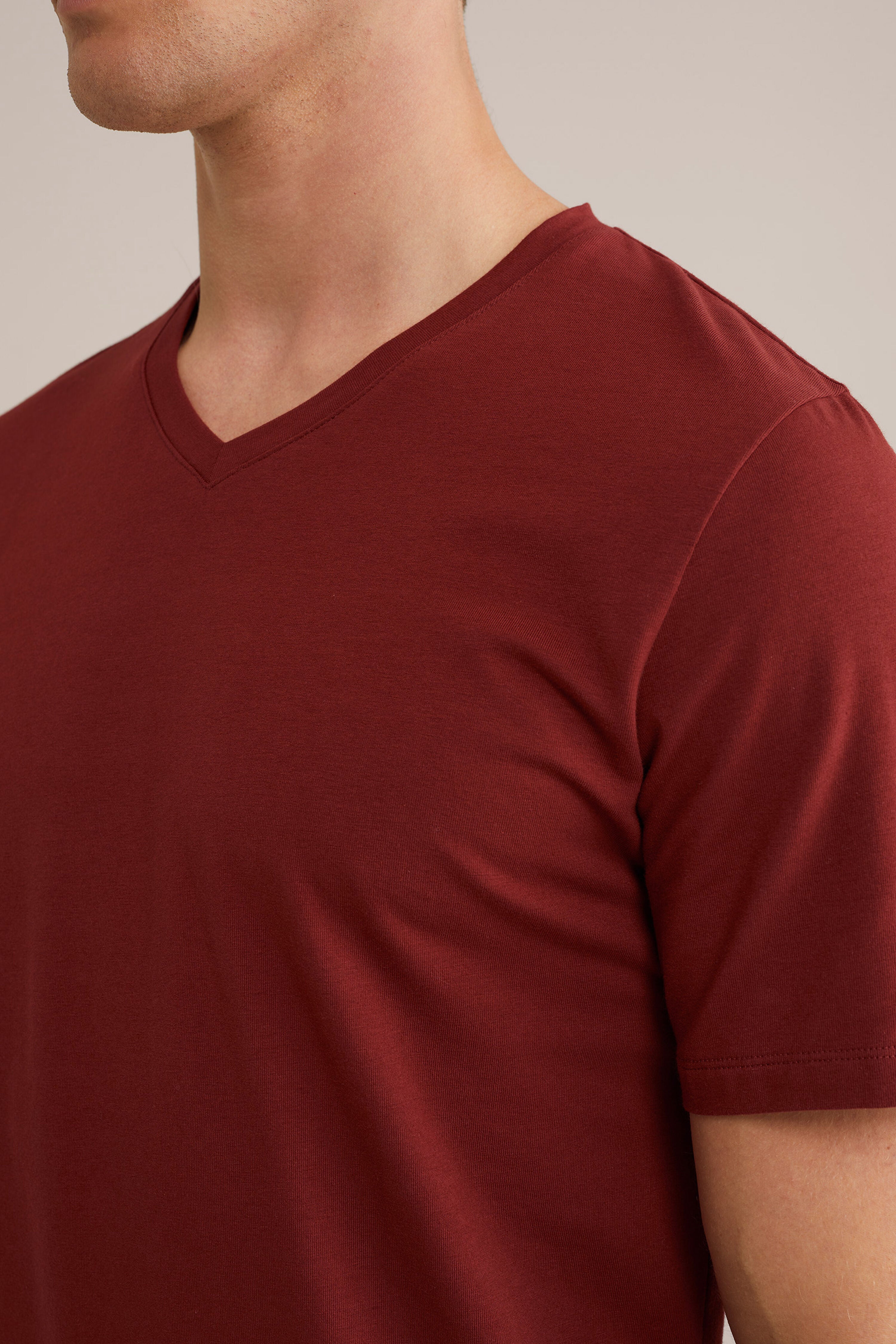 Camiseta Básica de Corte Regular com Gola V - Vermelho