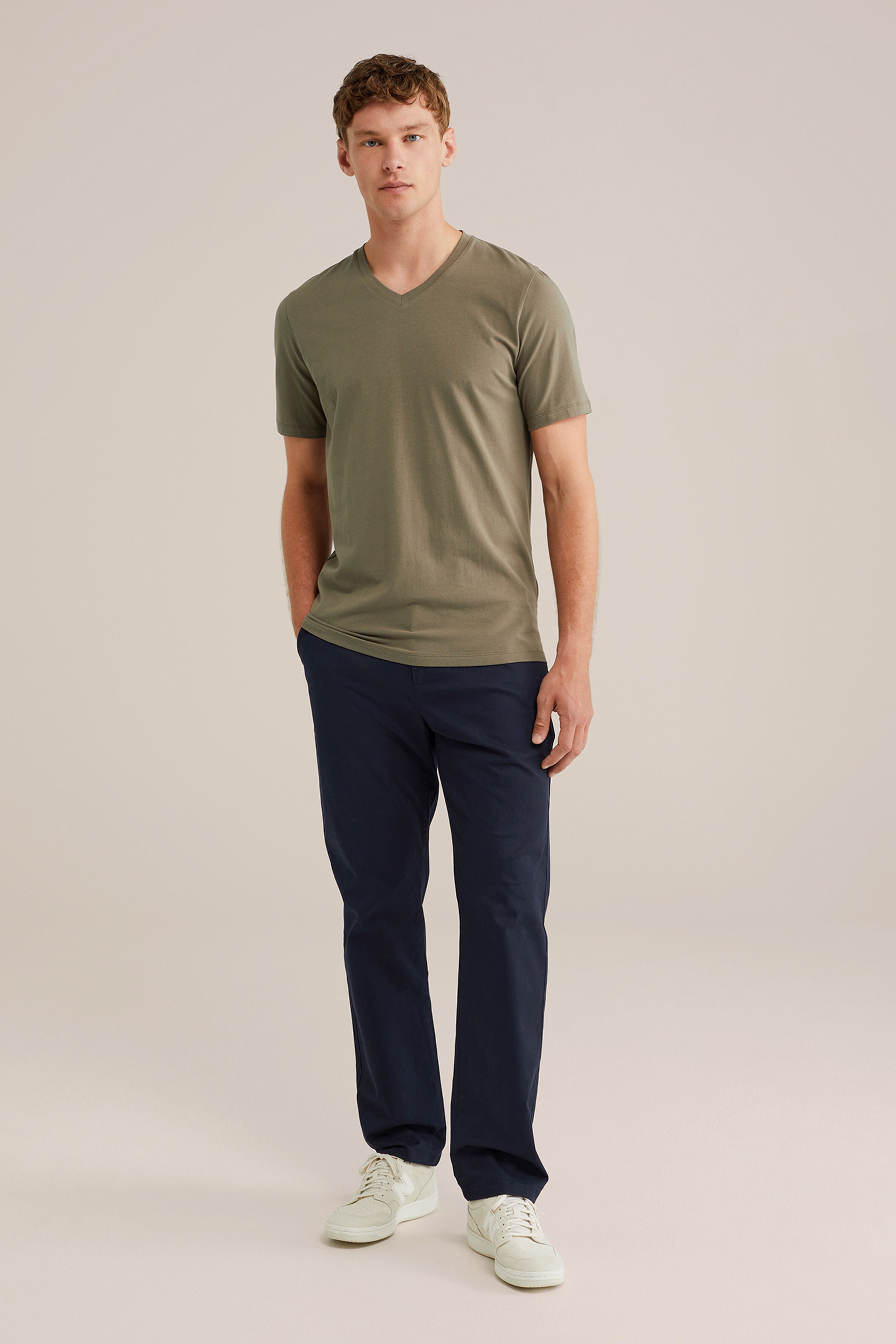 Camiseta Básica de Corte Regular com Gola V - Verde oliva