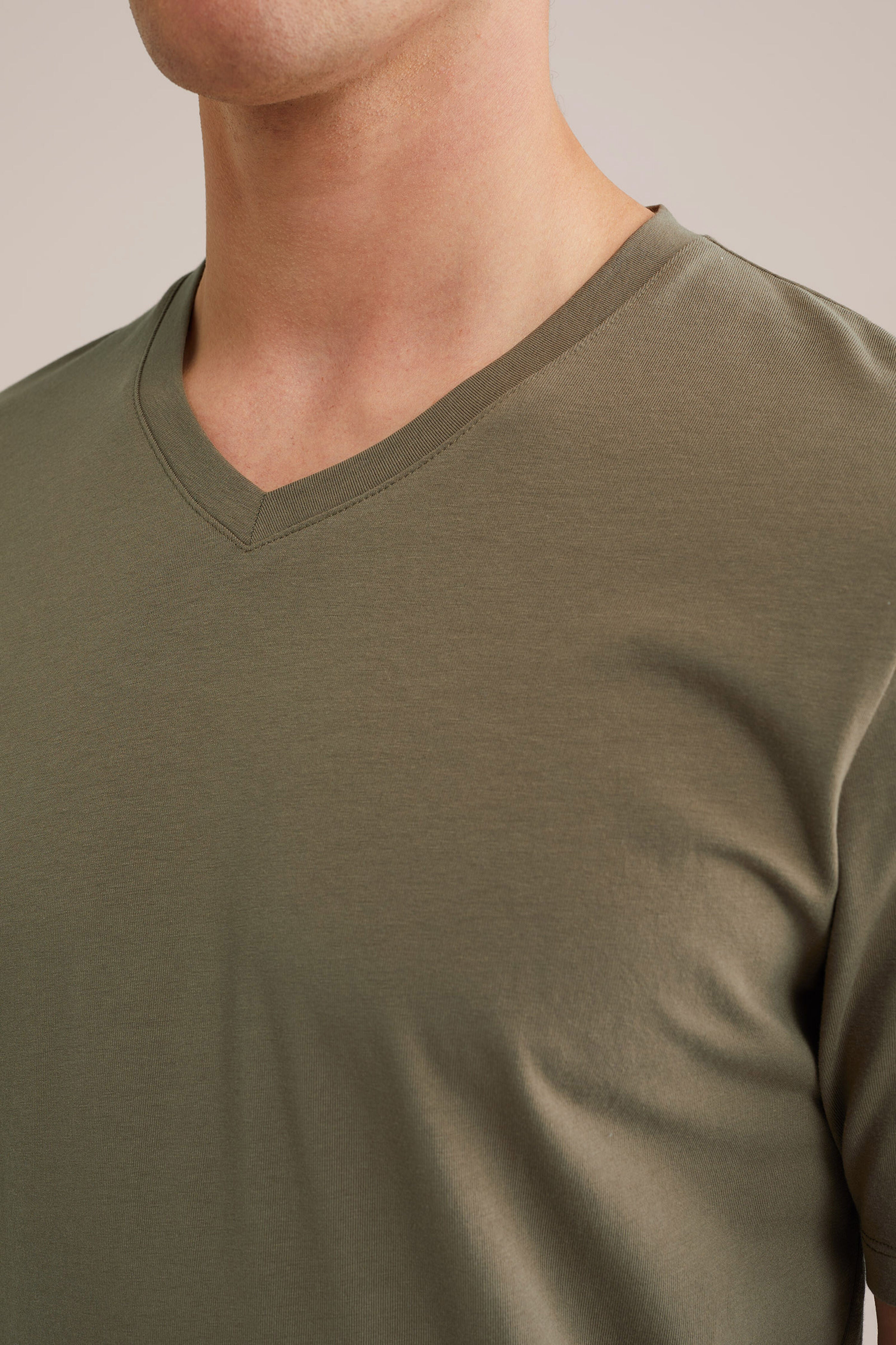 Camiseta Básica de Corte Regular com Gola V - Verde oliva