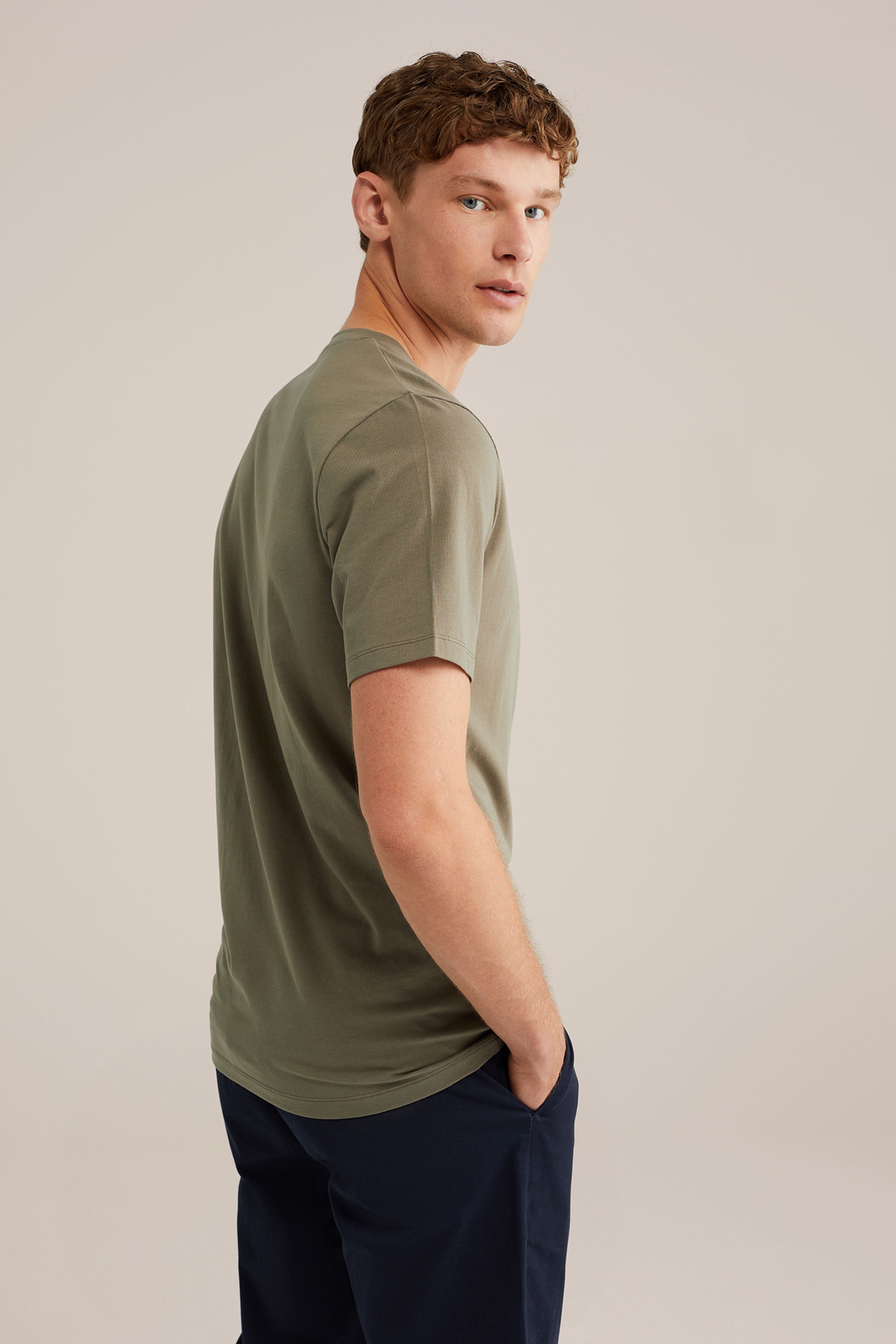 Camiseta Básica de Corte Regular com Gola V - Verde oliva