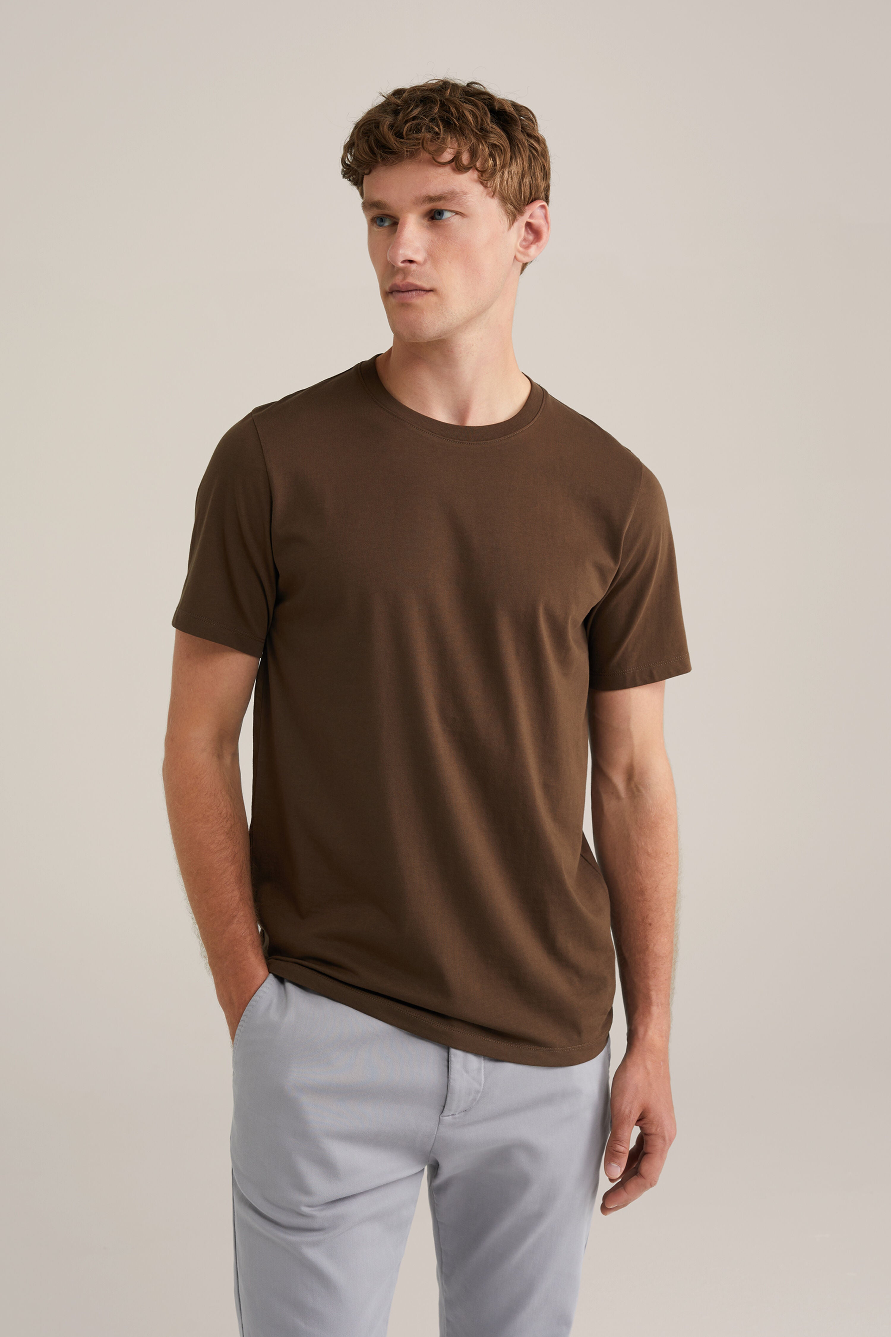 Camiseta Básica de Corte Regular - Marrom