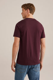 Camiseta Básica de Corte Regular - Vinho
