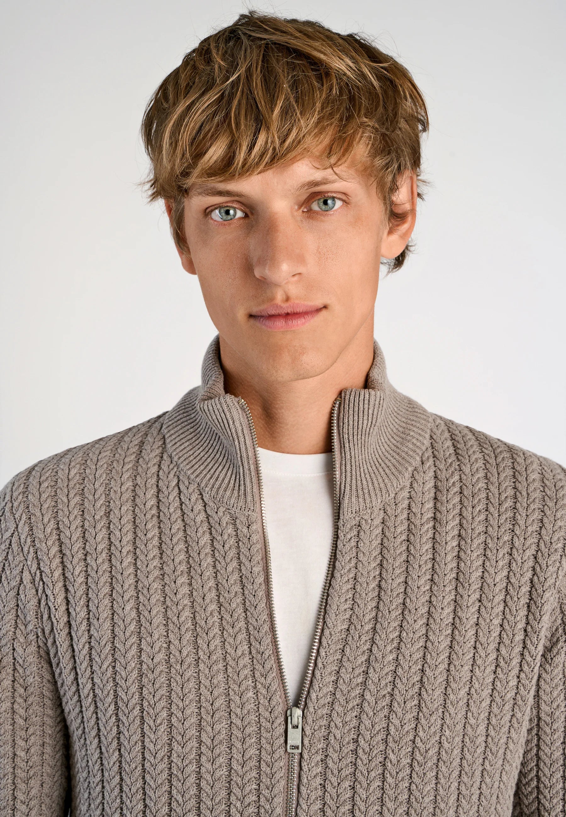 Cardigan Texturizado em Tricô com Gola Alta e Zíper - Bege