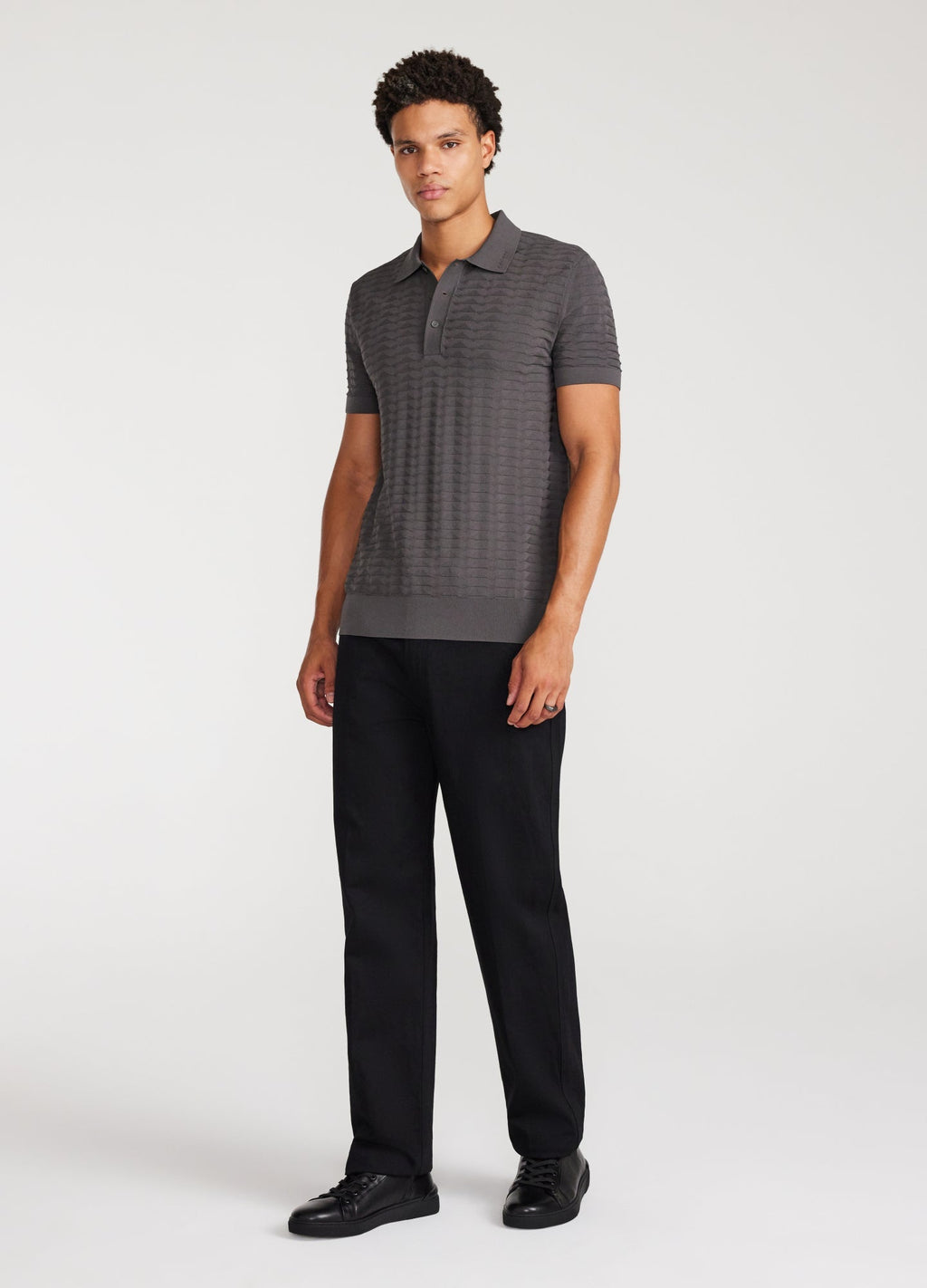 Camisa Polo com Estampa de Triângulos - Cinza Aço