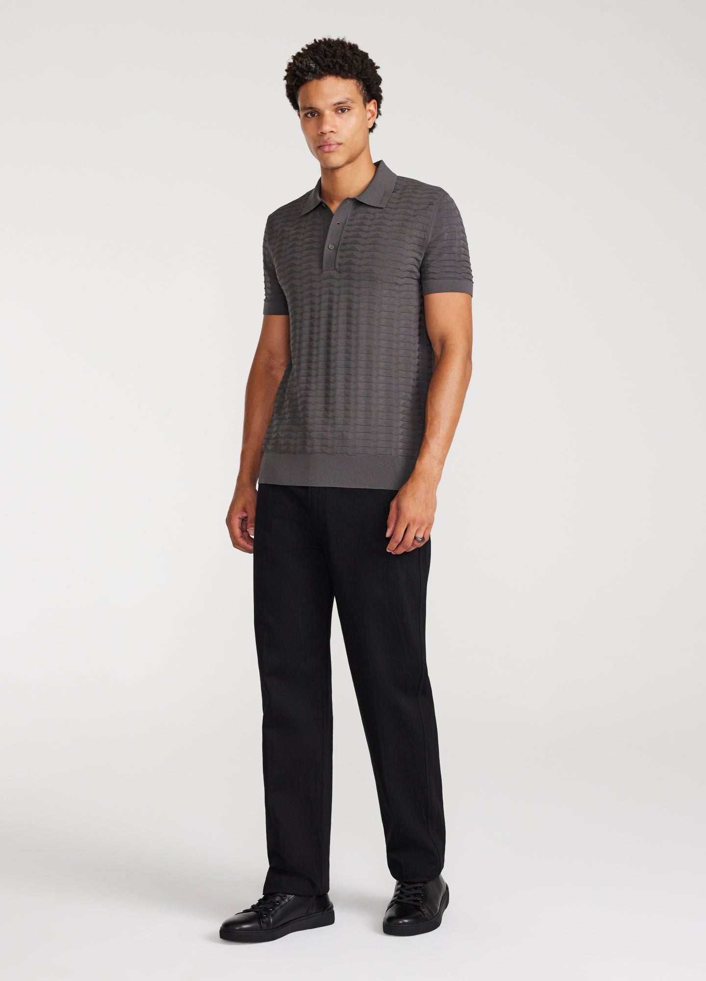 Camisa Polo com Estampa de Triângulos - Cinza Aço