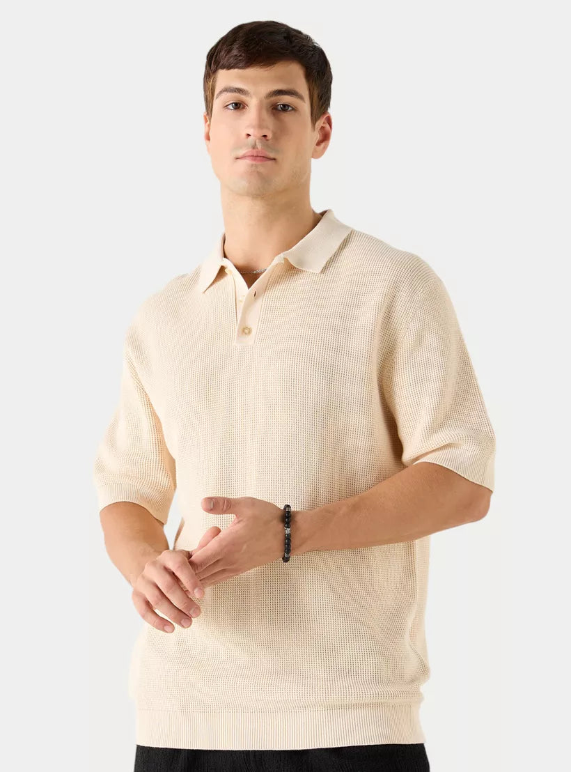 Camiseta polo masculina bege texturizada vista de frente