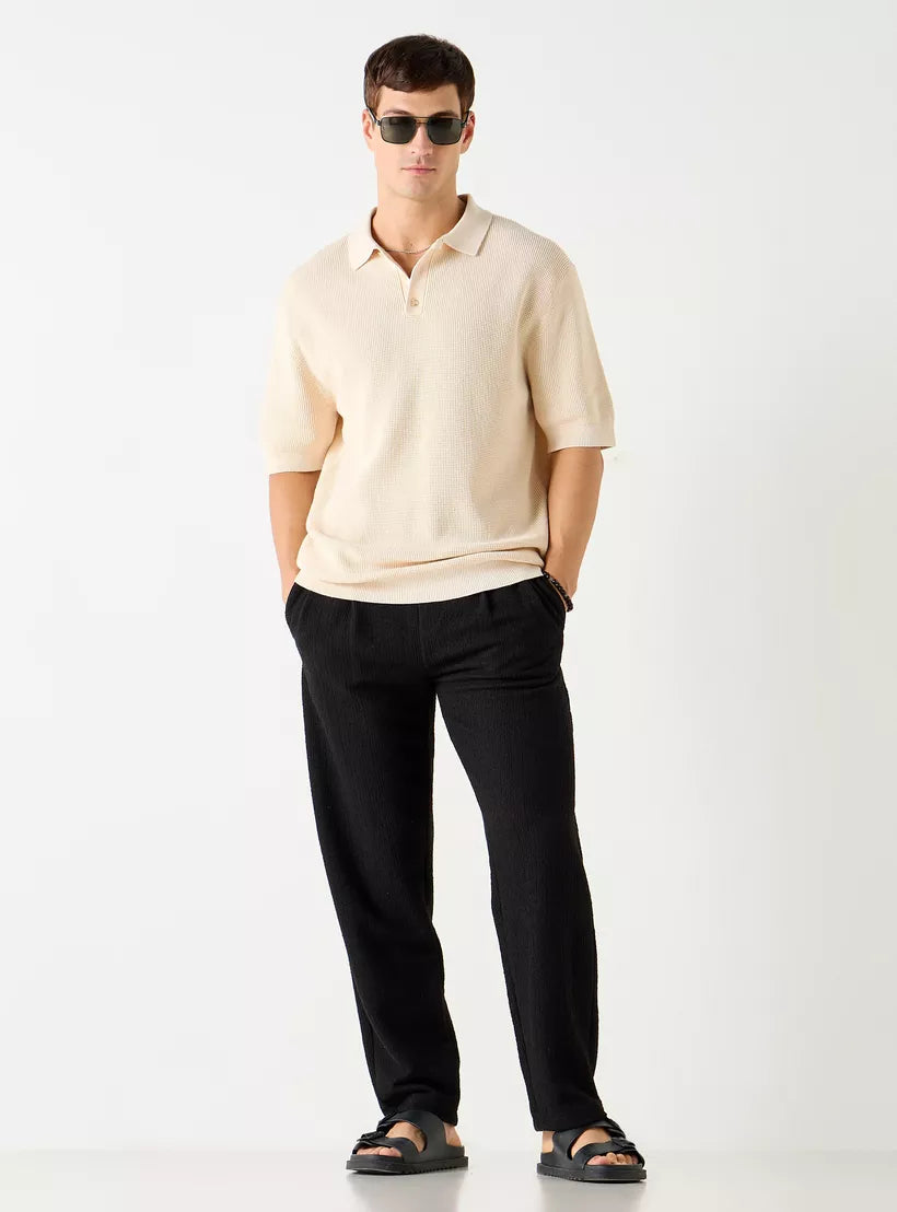 Homem vestindo a camiseta polo masculina bege texturizada em look casual