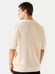 Vista traseira da camiseta polo masculina bege mostrando o caimento regular