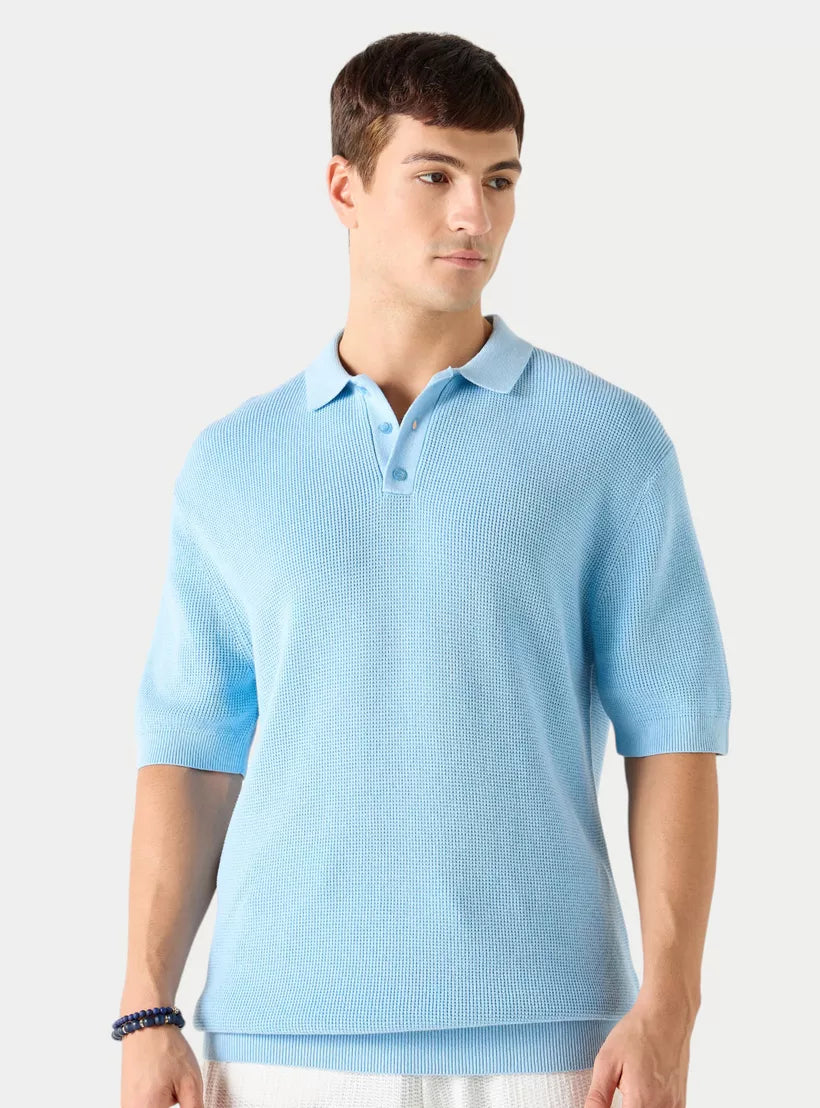 Camiseta polo masculina azul claro texturizada vista de frente