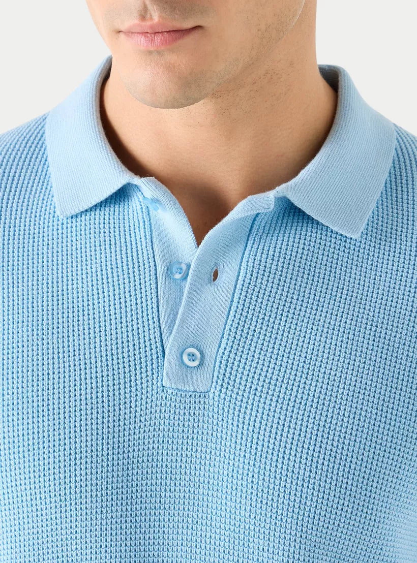 Detalhe da textura e malha de algodão premium da polo azul claro