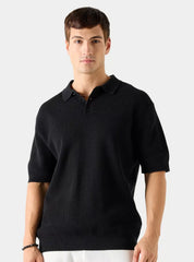 Camiseta polo masculina preta texturizada vista de frente