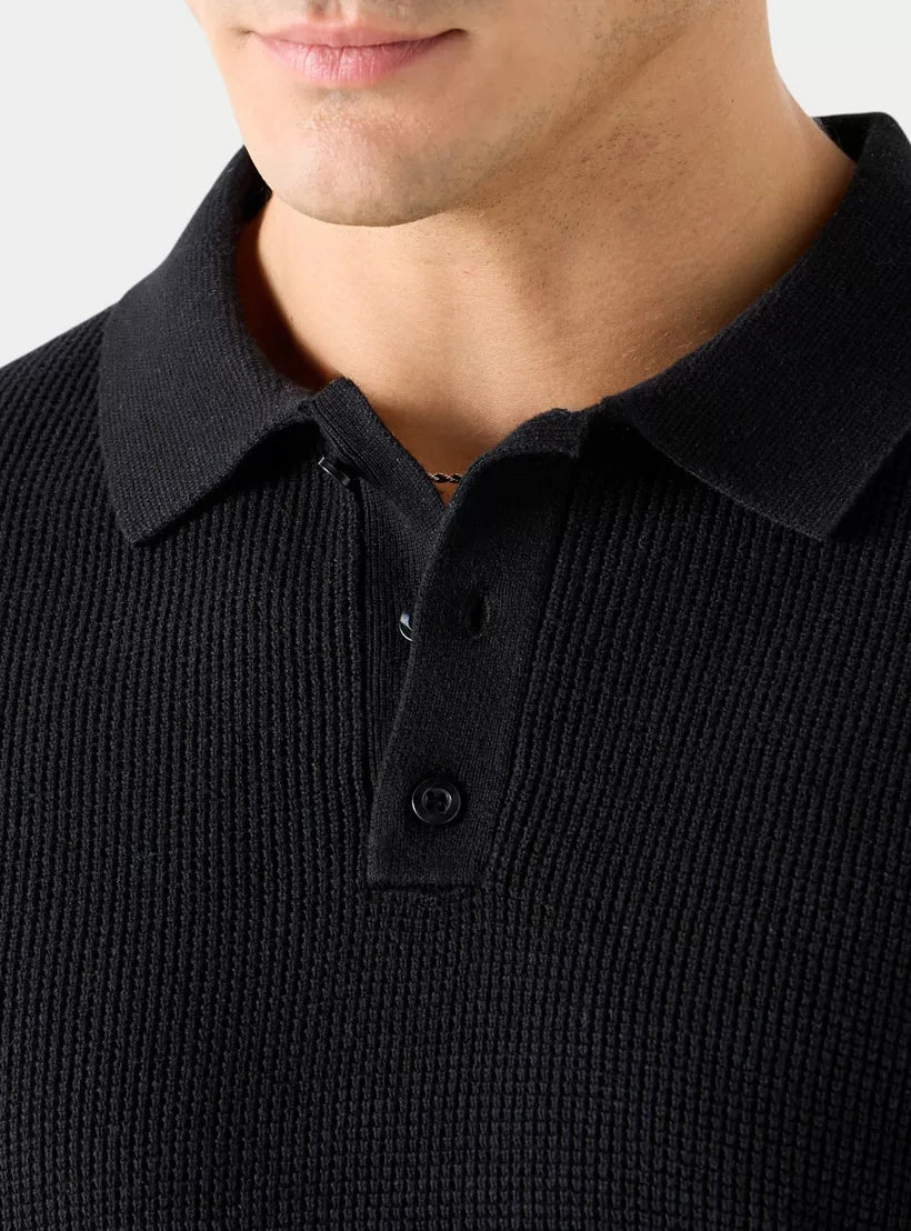 Detalhe da textura e malha premium em algodão da camiseta polo preta