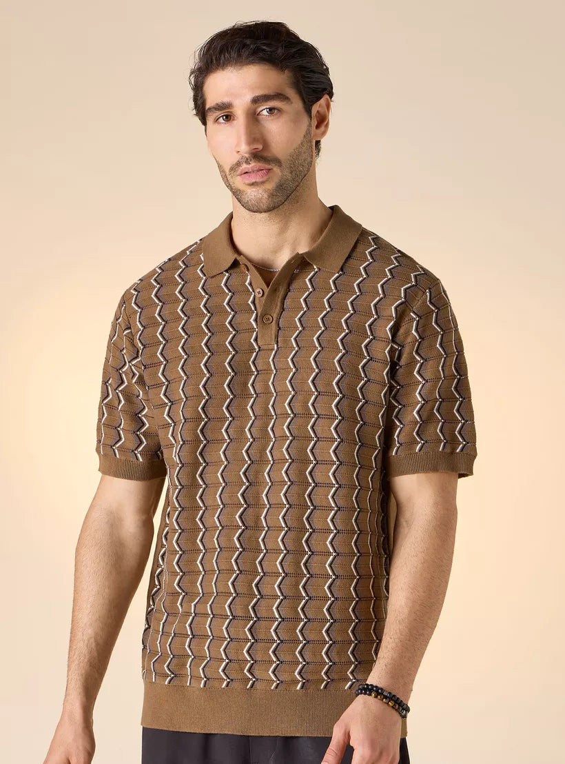 Camiseta polo masculina texturizada com estampa geométrica vista de frente