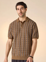 Camiseta polo masculina texturizada com estampa geométrica vista de frente