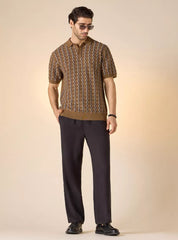 Homem vestindo a camiseta polo masculina com estampa geométrica em look casual