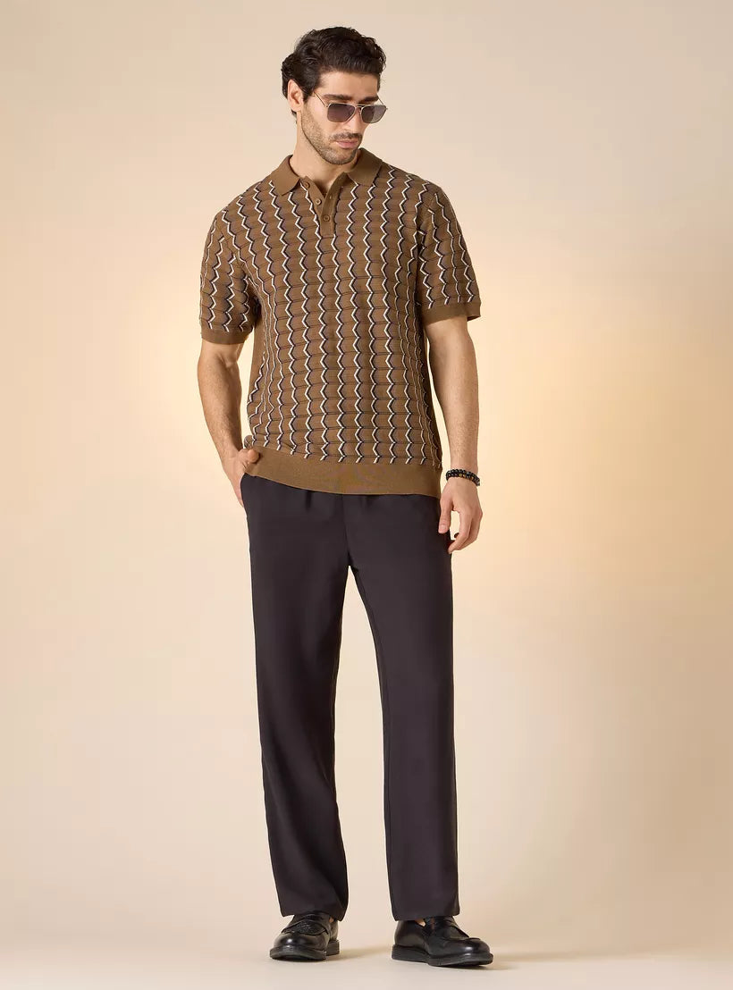 Homem vestindo a camiseta polo masculina com estampa geométrica em look casual