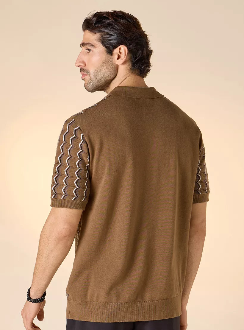 Vista traseira da camiseta polo masculina com estampa geométrica