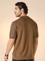 Vista traseira da camiseta polo masculina com estampa geométrica