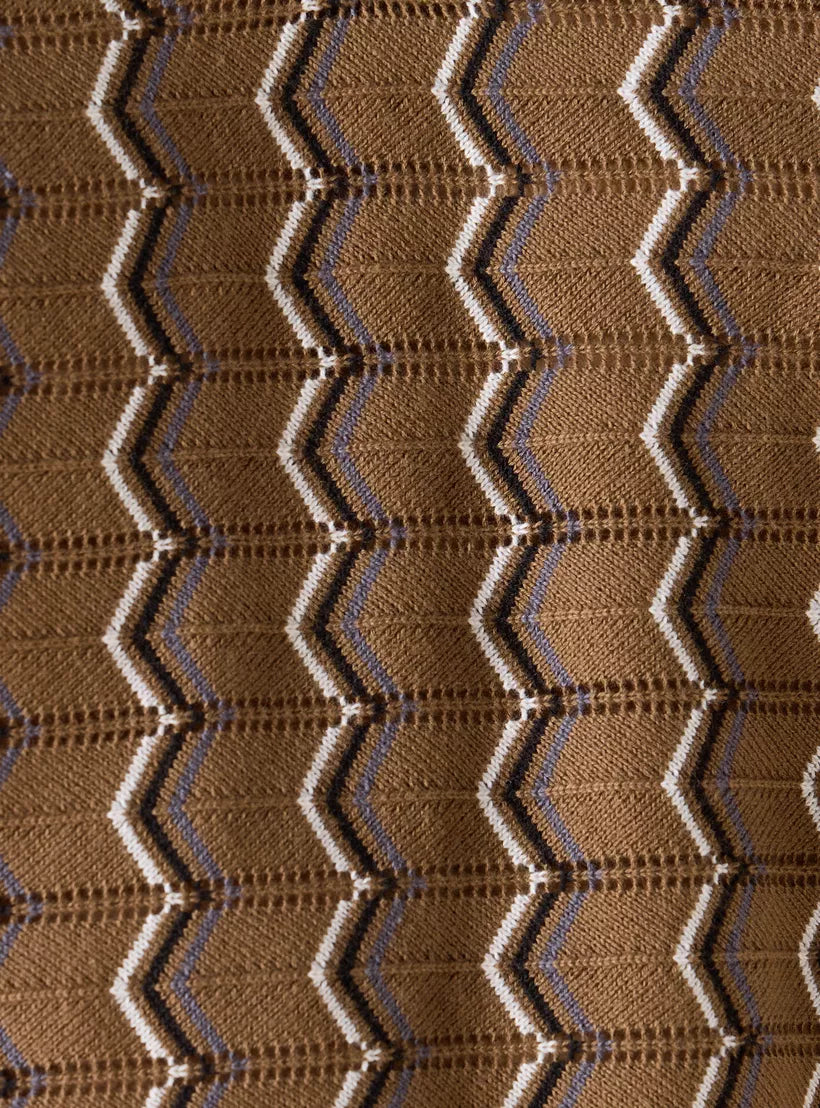 Detalhe da estampa geométrica e textura do tecido de algodão premium