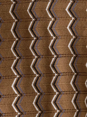 Detalhe da estampa geométrica e textura do tecido de algodão premium