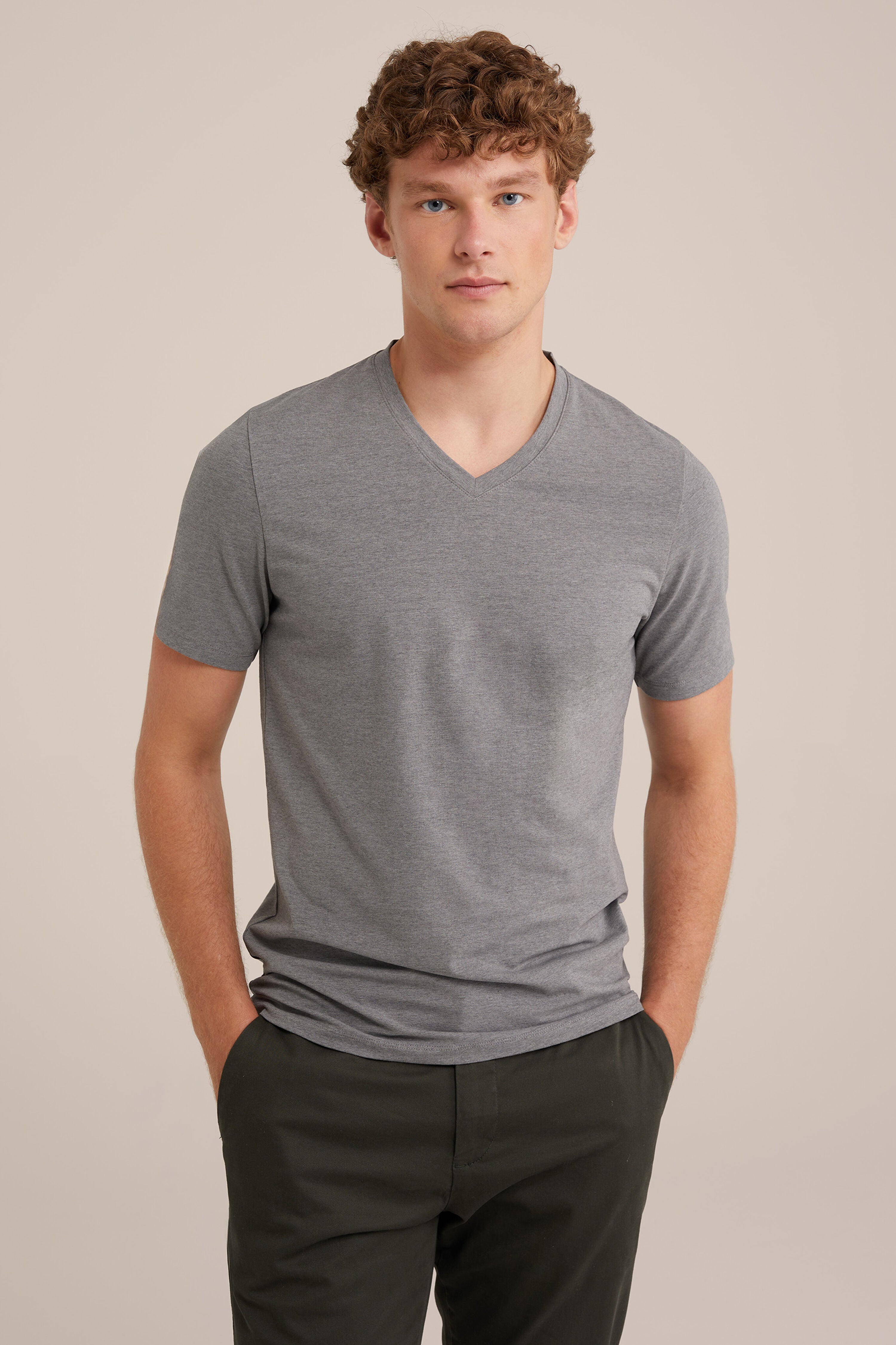 Camiseta Básica de Corte Regular com Gola V - Cinza escuro