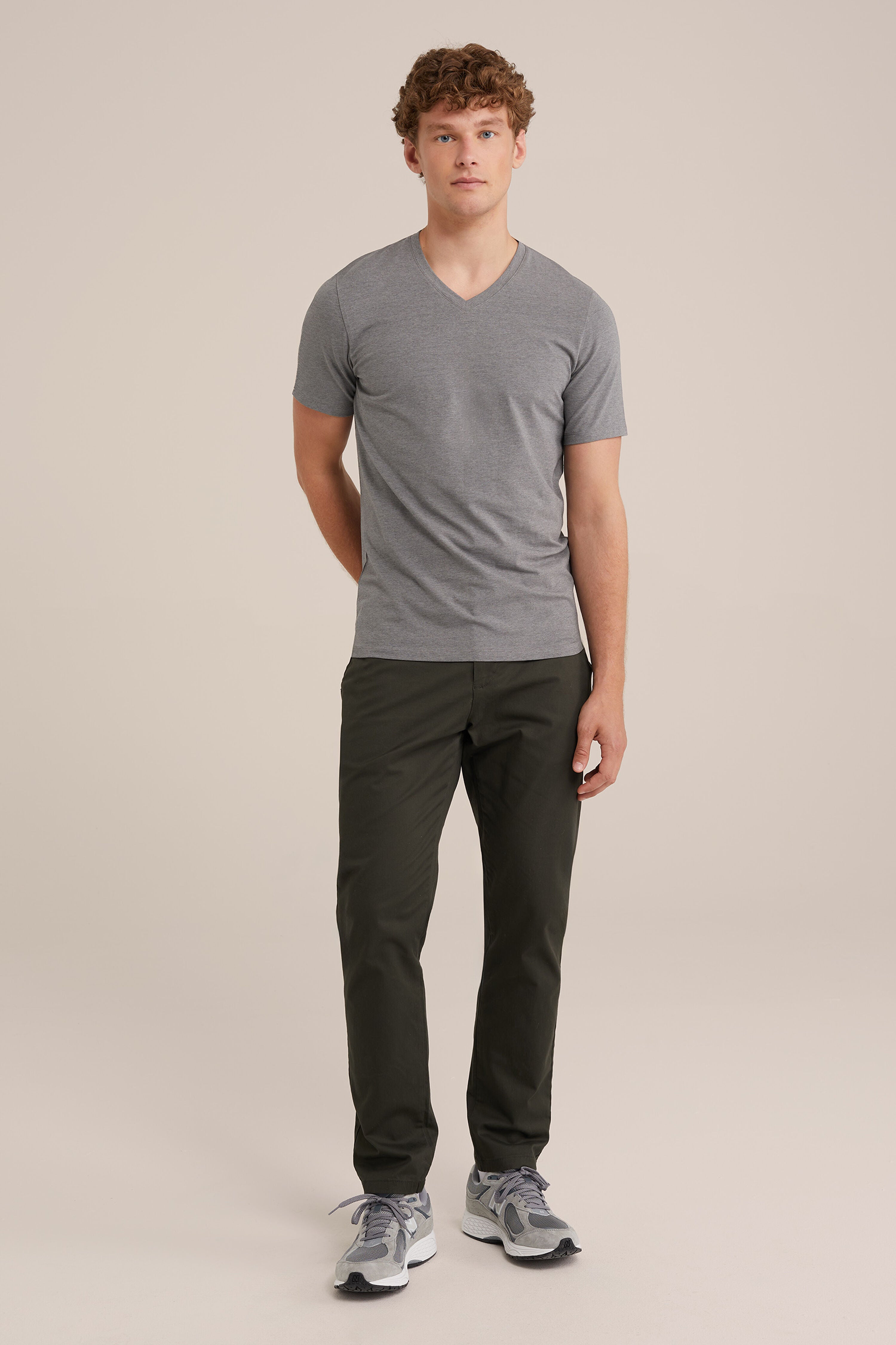 Camiseta Básica de Corte Regular com Gola V - Cinza escuro